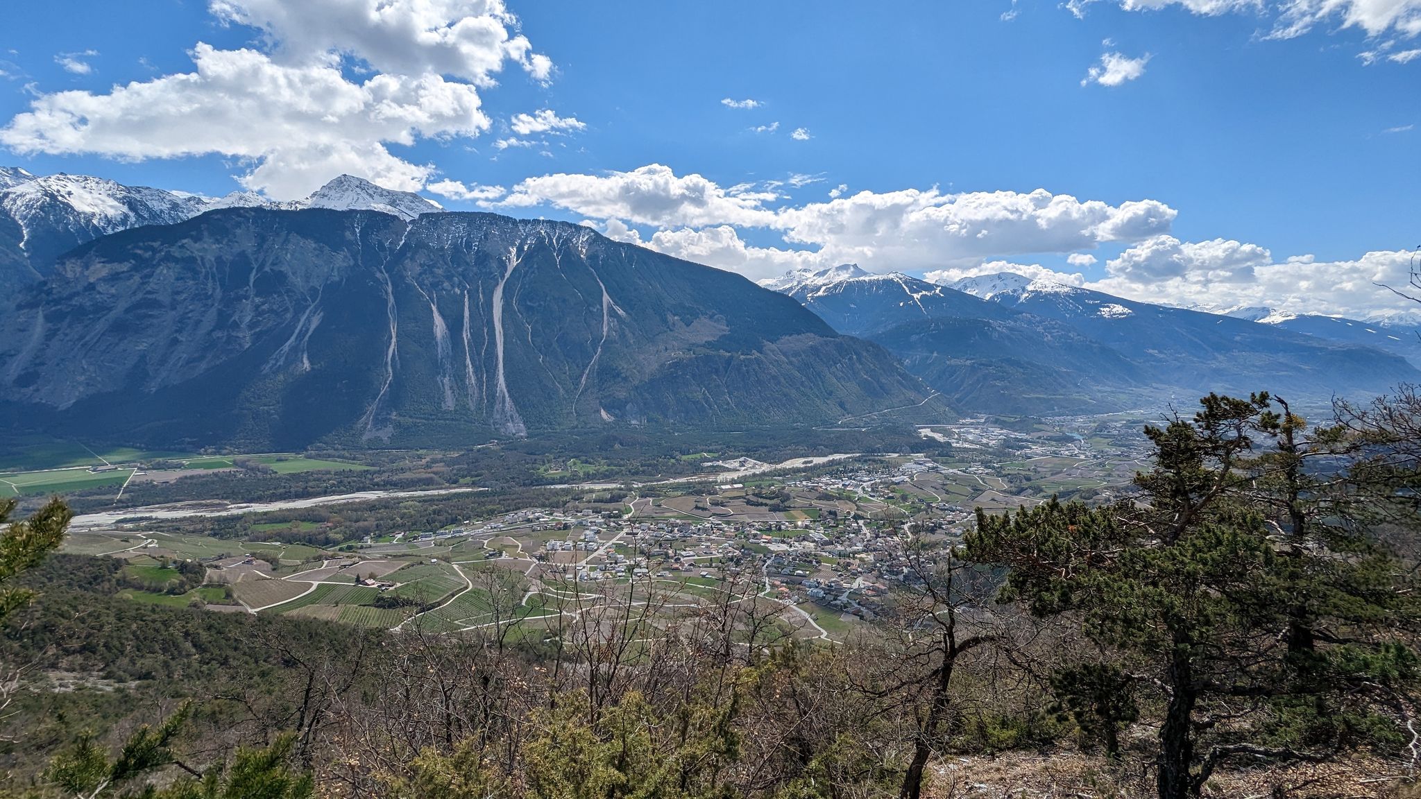 Blick hinunter nach Salgesch. Wir wandern Richtung Westen. Vorher wanderten wir der Mengis Wasserleitu Richtung Osten entlang.