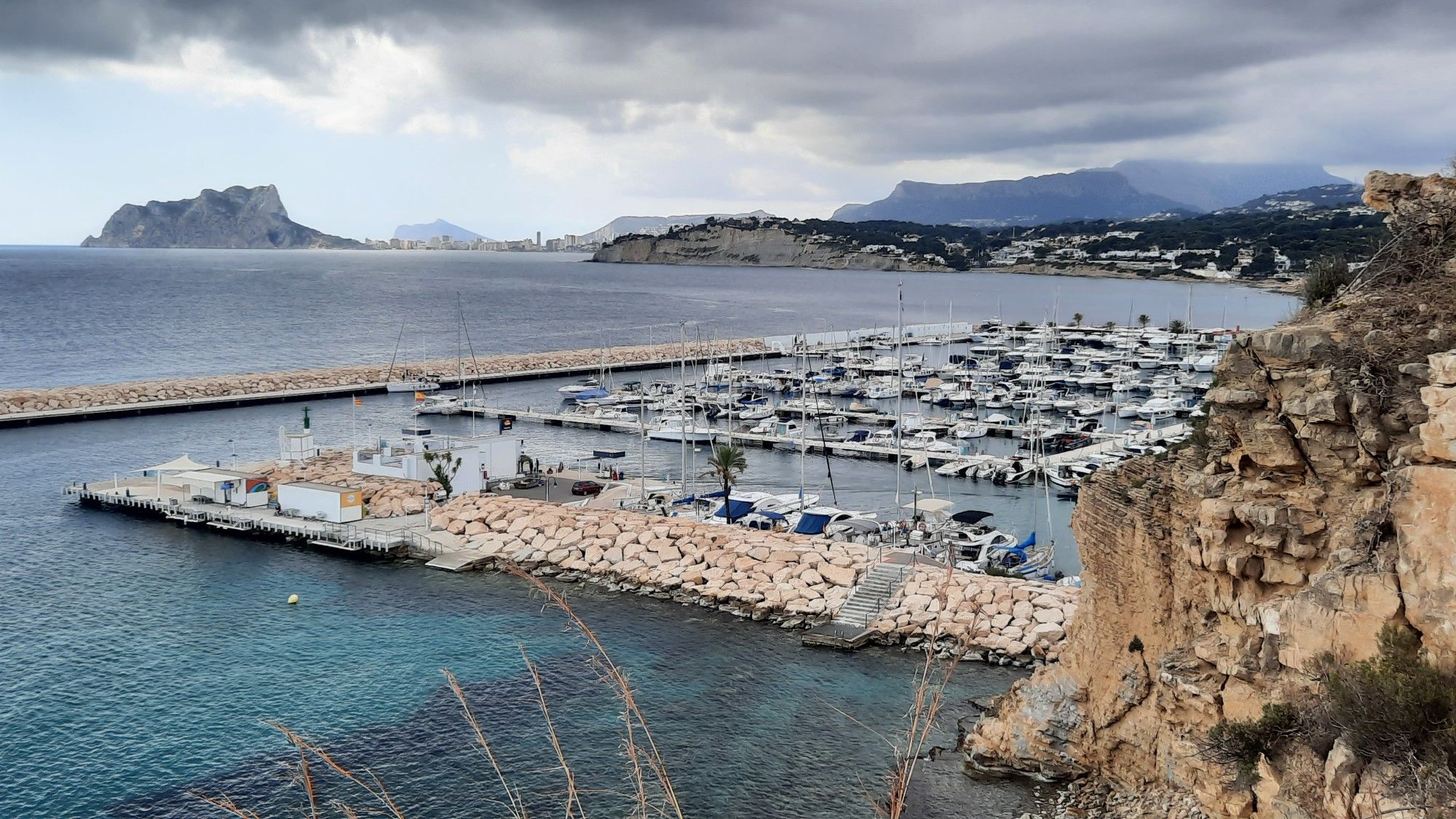 Hafen von Moraira ⚓ (+ Fels von Calpe und Cap Blanc, re.)