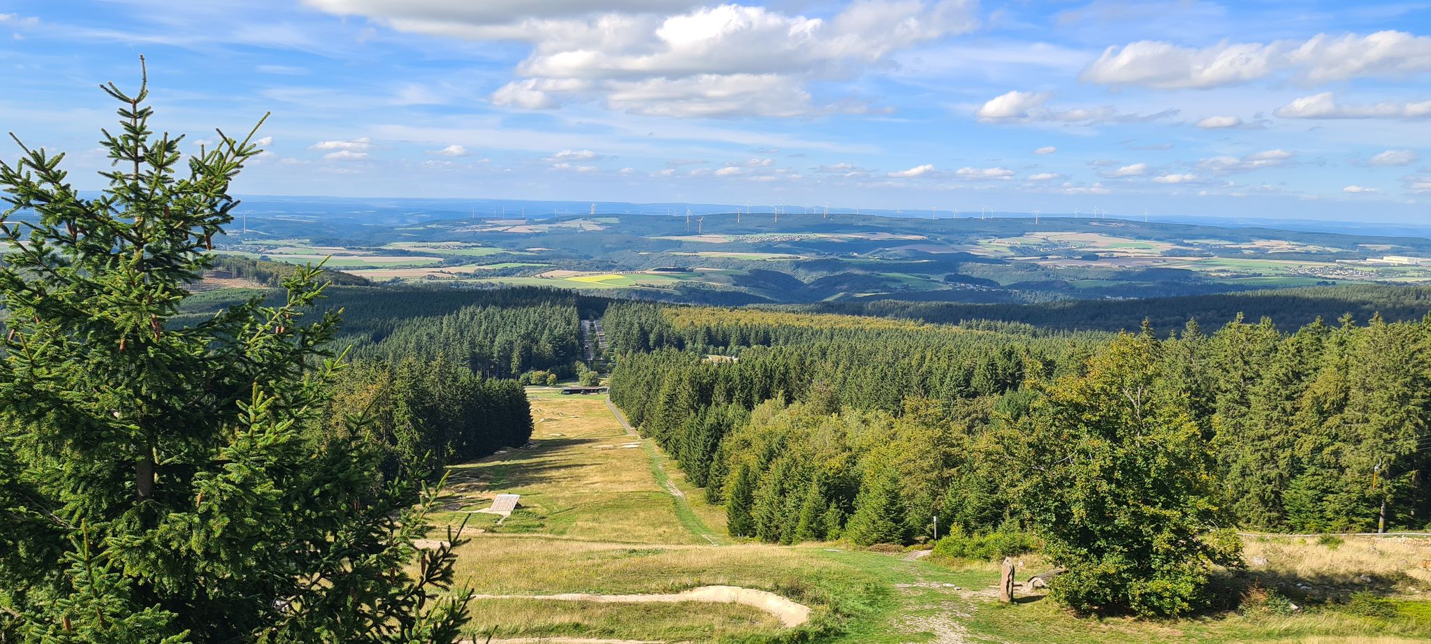 Blick über die Skipiste weit ins Land