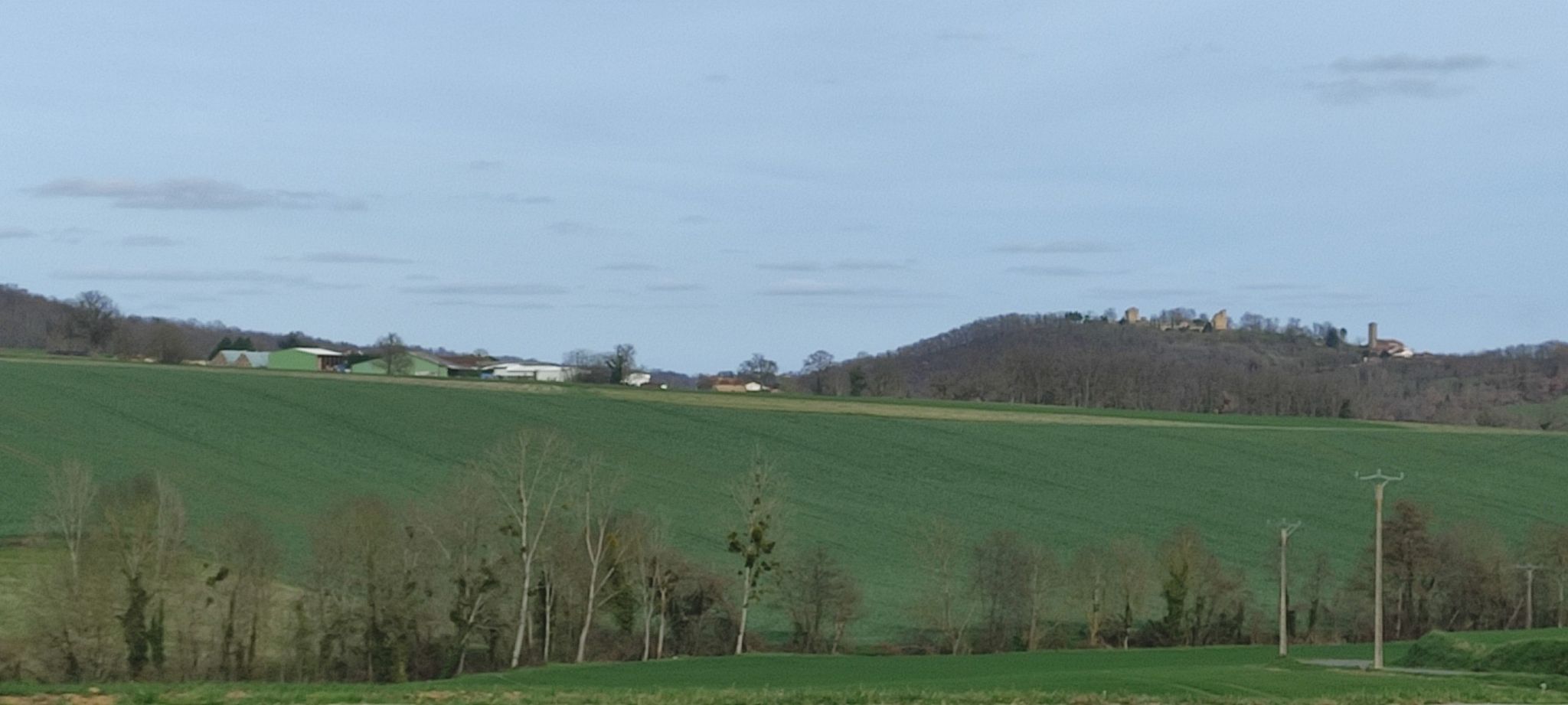 Au loin, sur la colline, l 'église de St Marcet