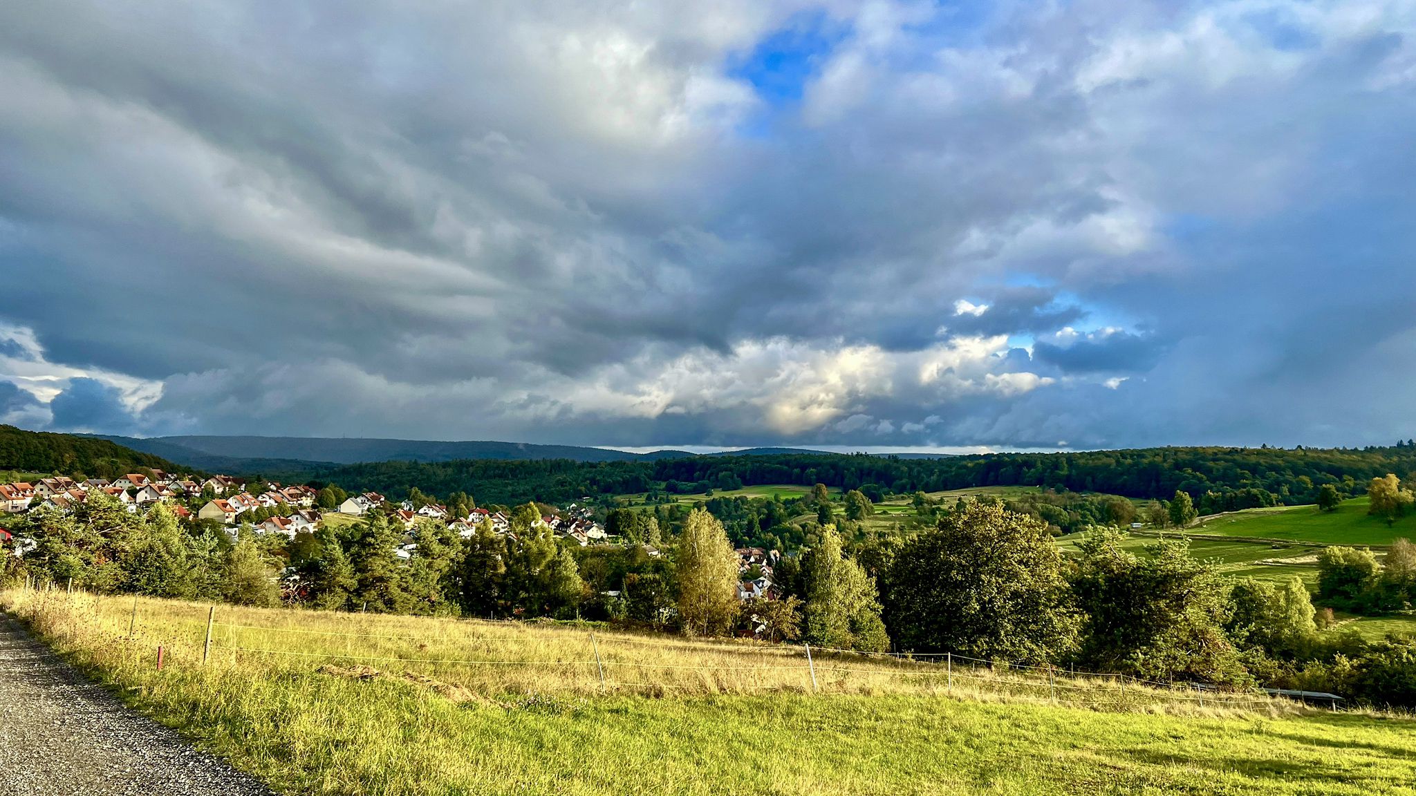 Dunkle Wolken über Weibersbrunn