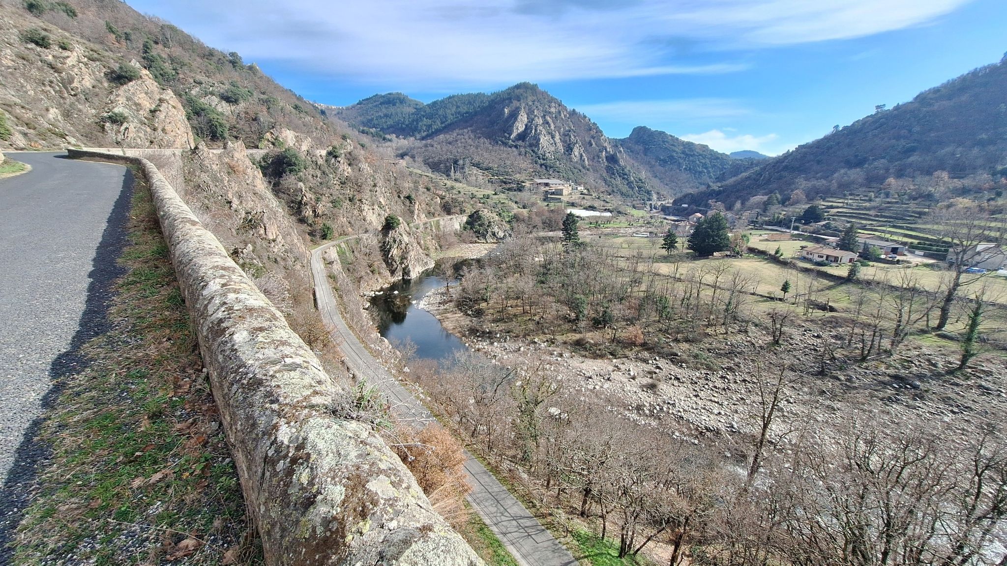 Montée de Chalencon avec vu sur l'Eyrieux et la voie verte de La Dolve Via.
