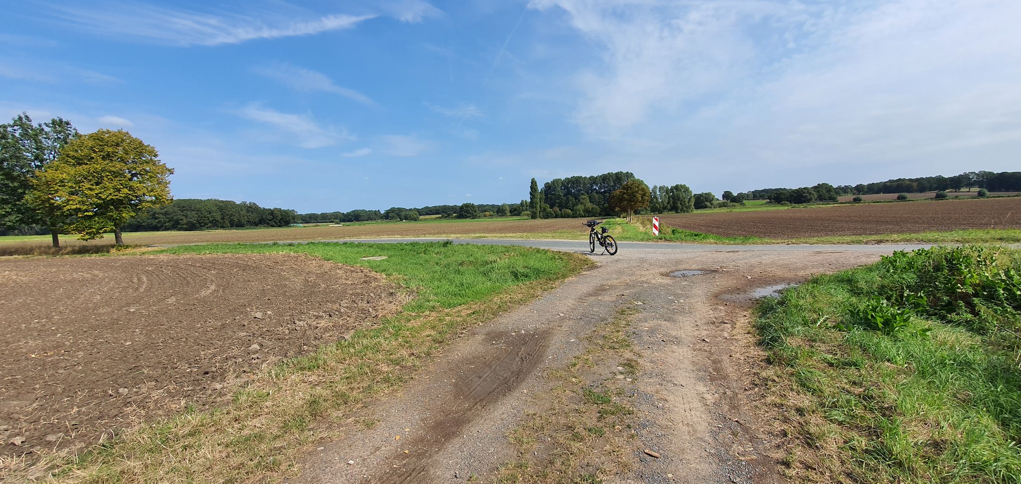 jetzt links denn Radweg folgen