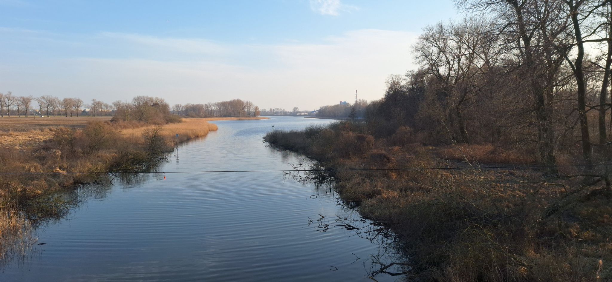 tu zaczyna się Gopło w oddali widać myszą wieżę wraz z wieżą ciśnień