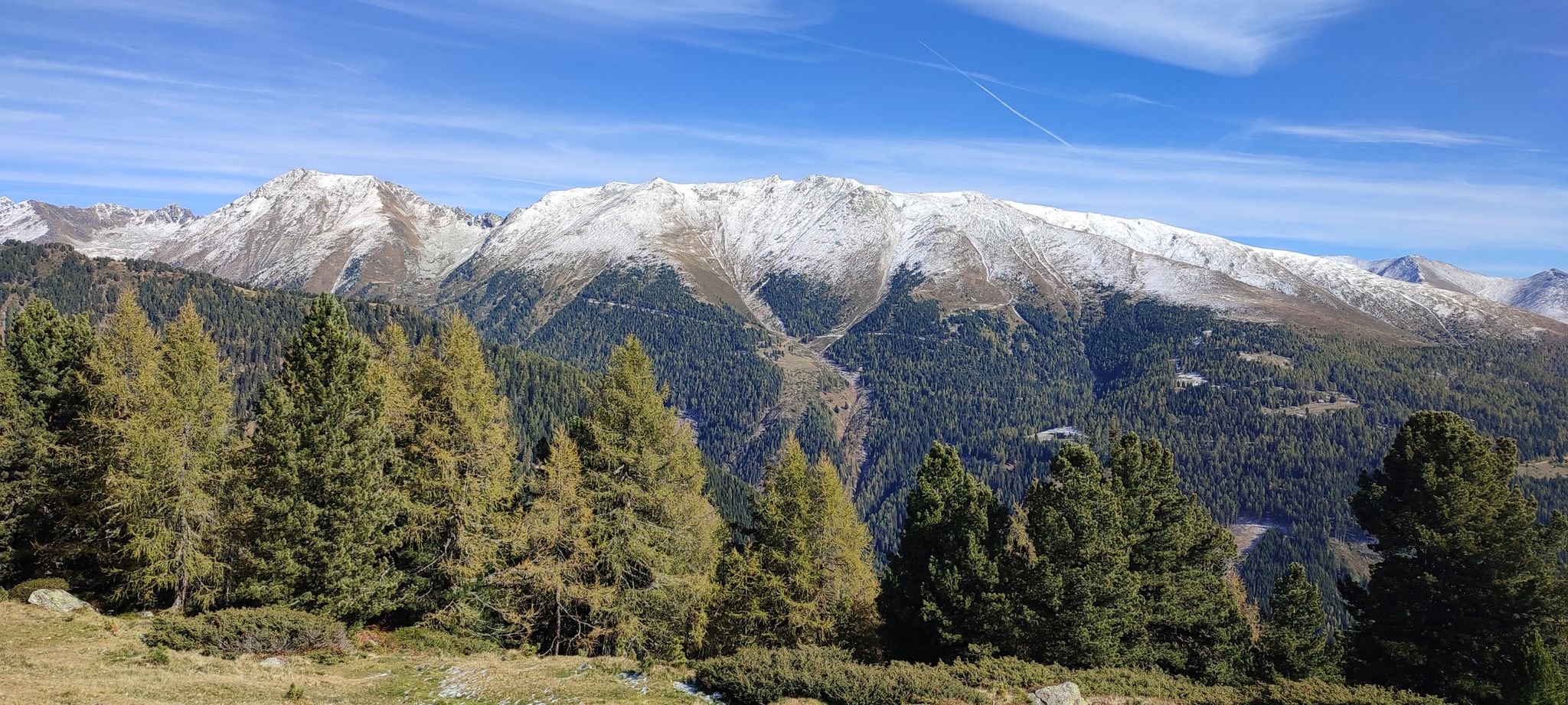 Berge mit weißen Zipfelmützen 🏔️