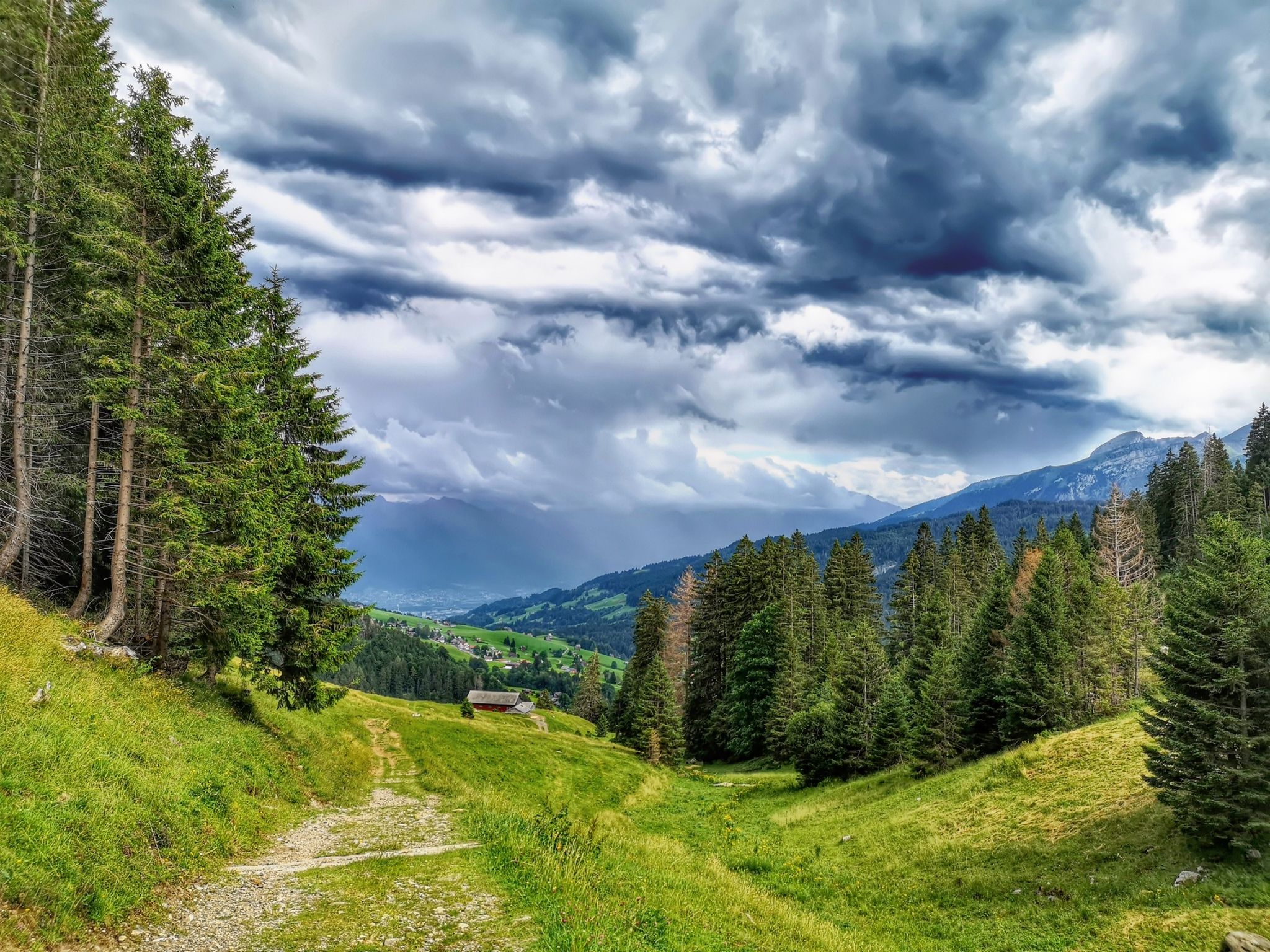 in der Ferne zieht eine Regenfront vorbei, zum Glück zieht sie an meinem Standort vorbei