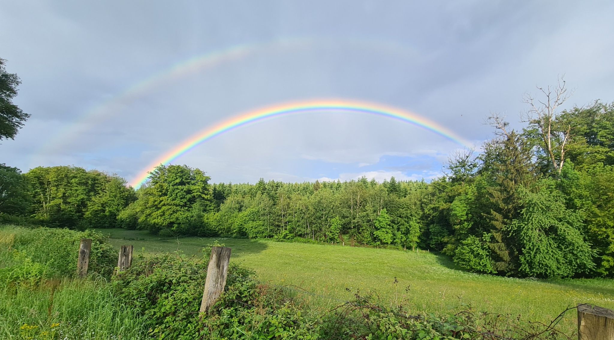 Selten so einen riesigen und leuchtenden Doppelregenbogen gesehen