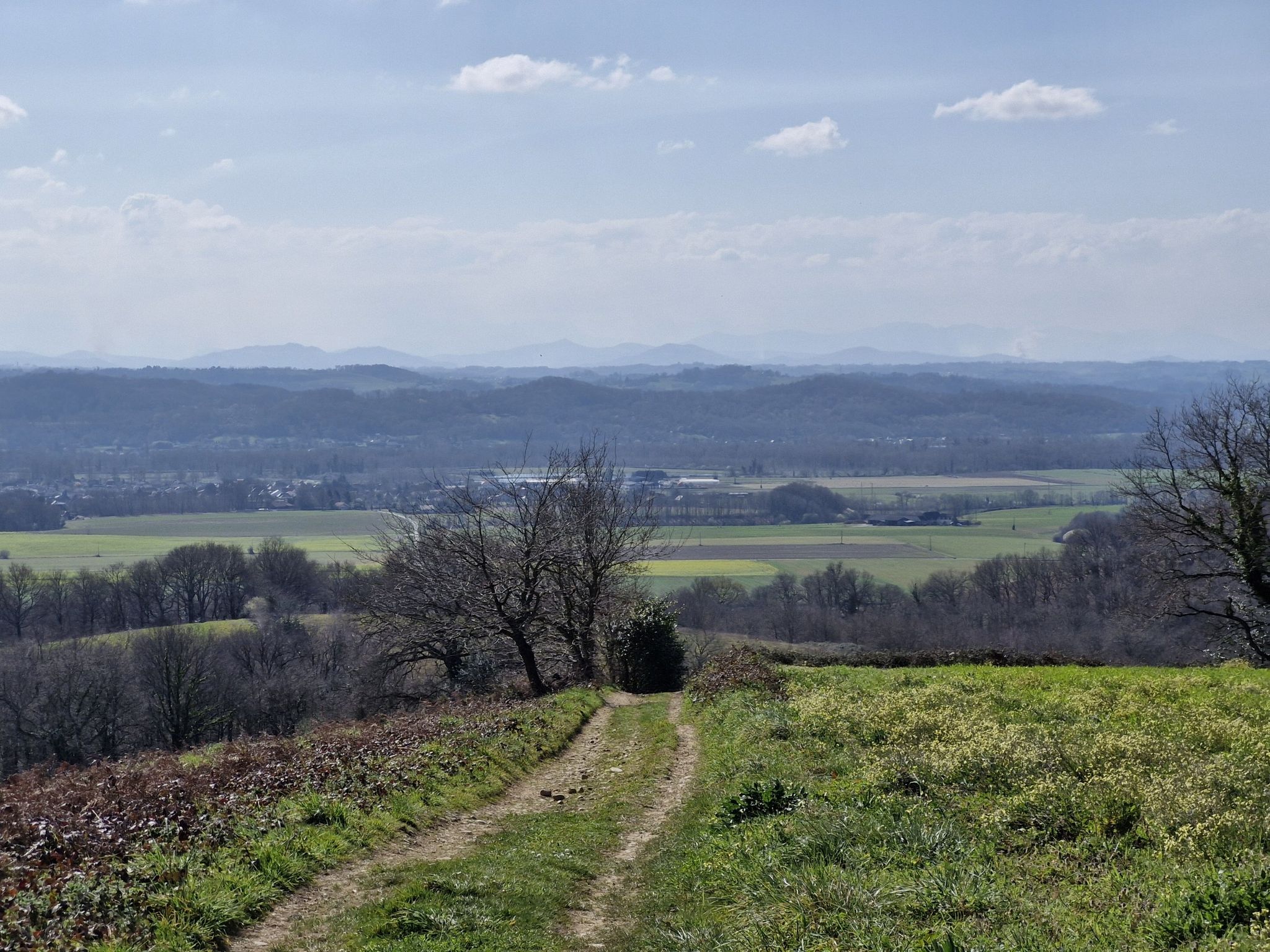 Le printemps arrive, au fond le pays basque
