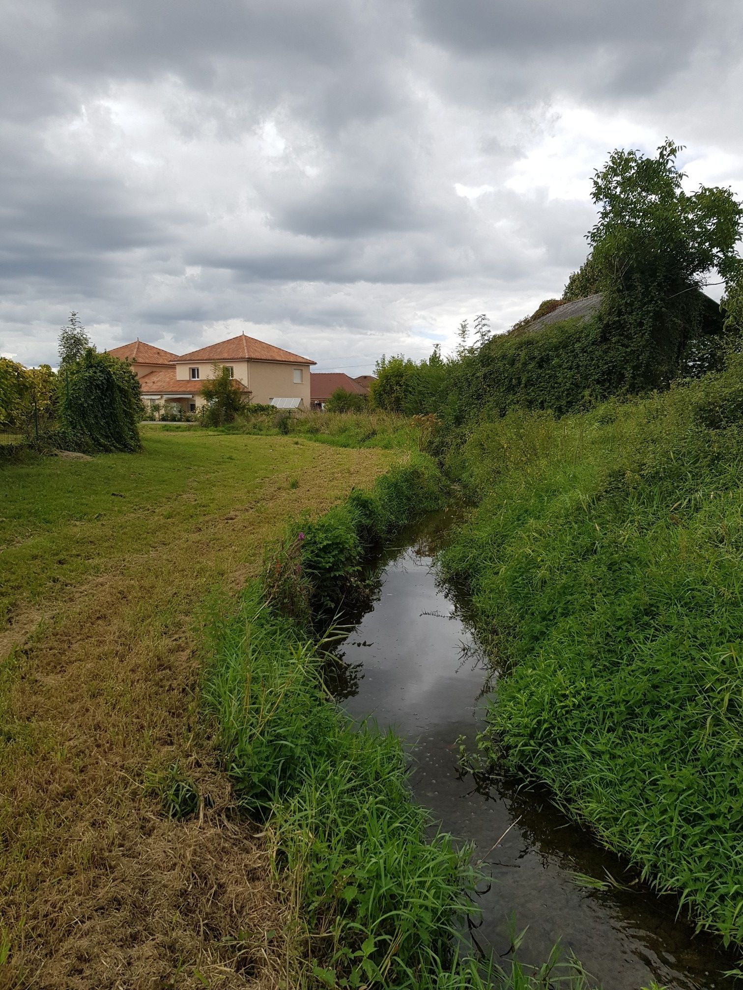 Berges nettoyées et accessibles.