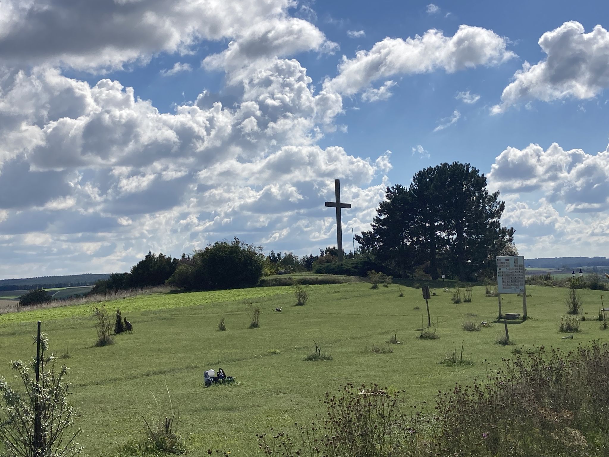 Friedenskreuz mit Urnenwiese