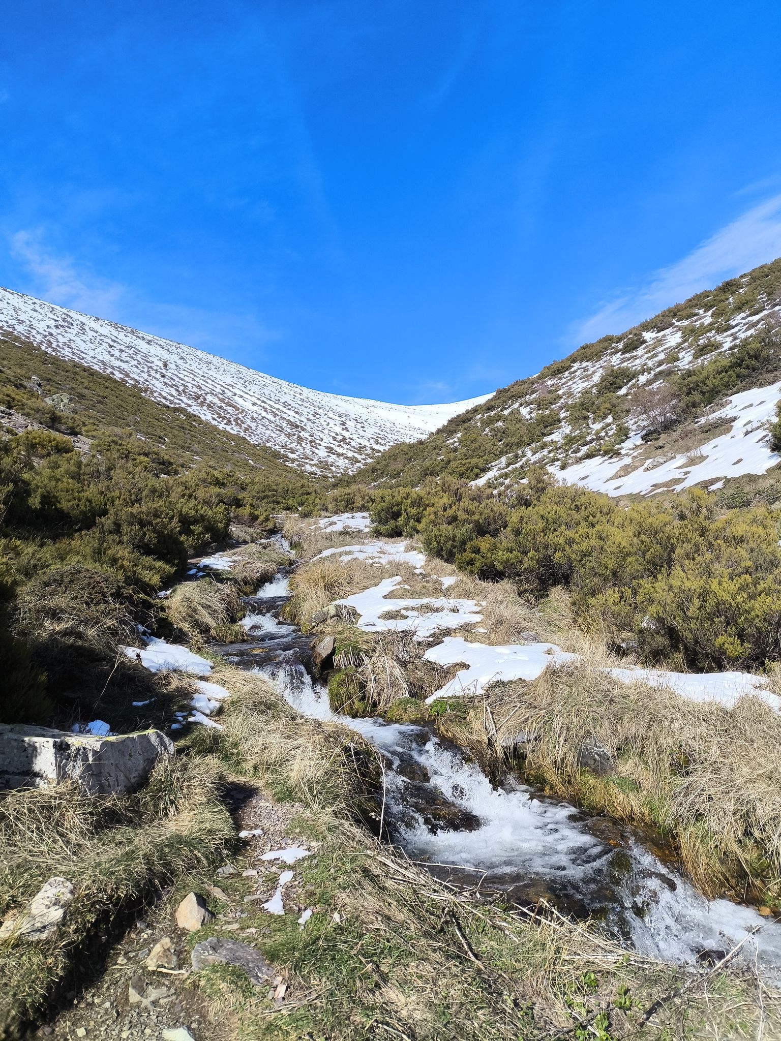 Subida al borde del río