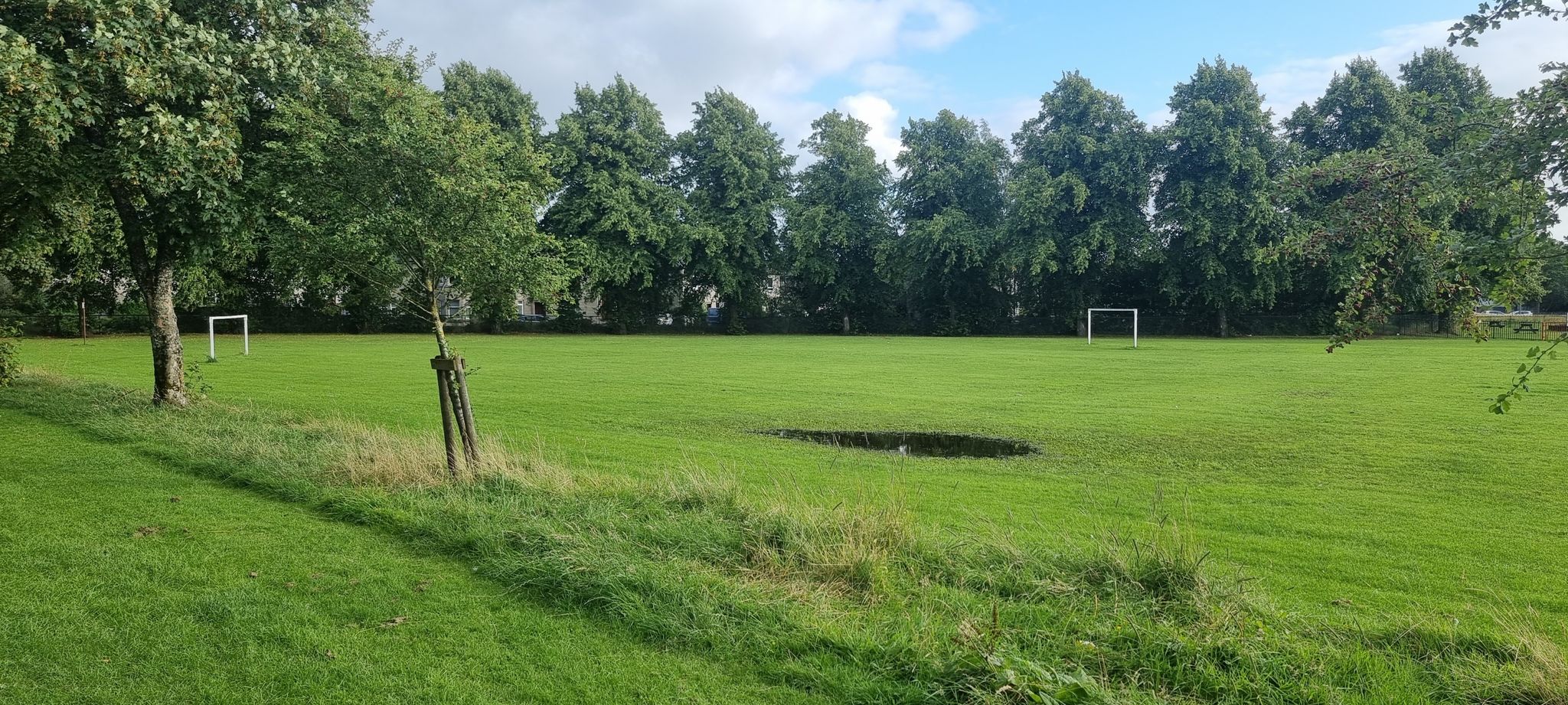 Fußballplatz mit Abkühlung