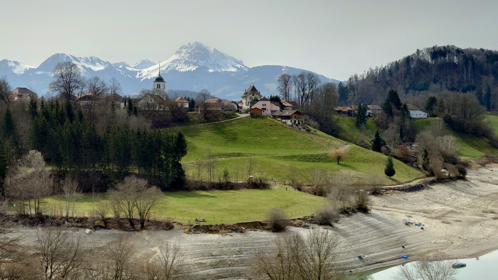 Hinter dem Dorf Corbières thront der Moléson Gipfel