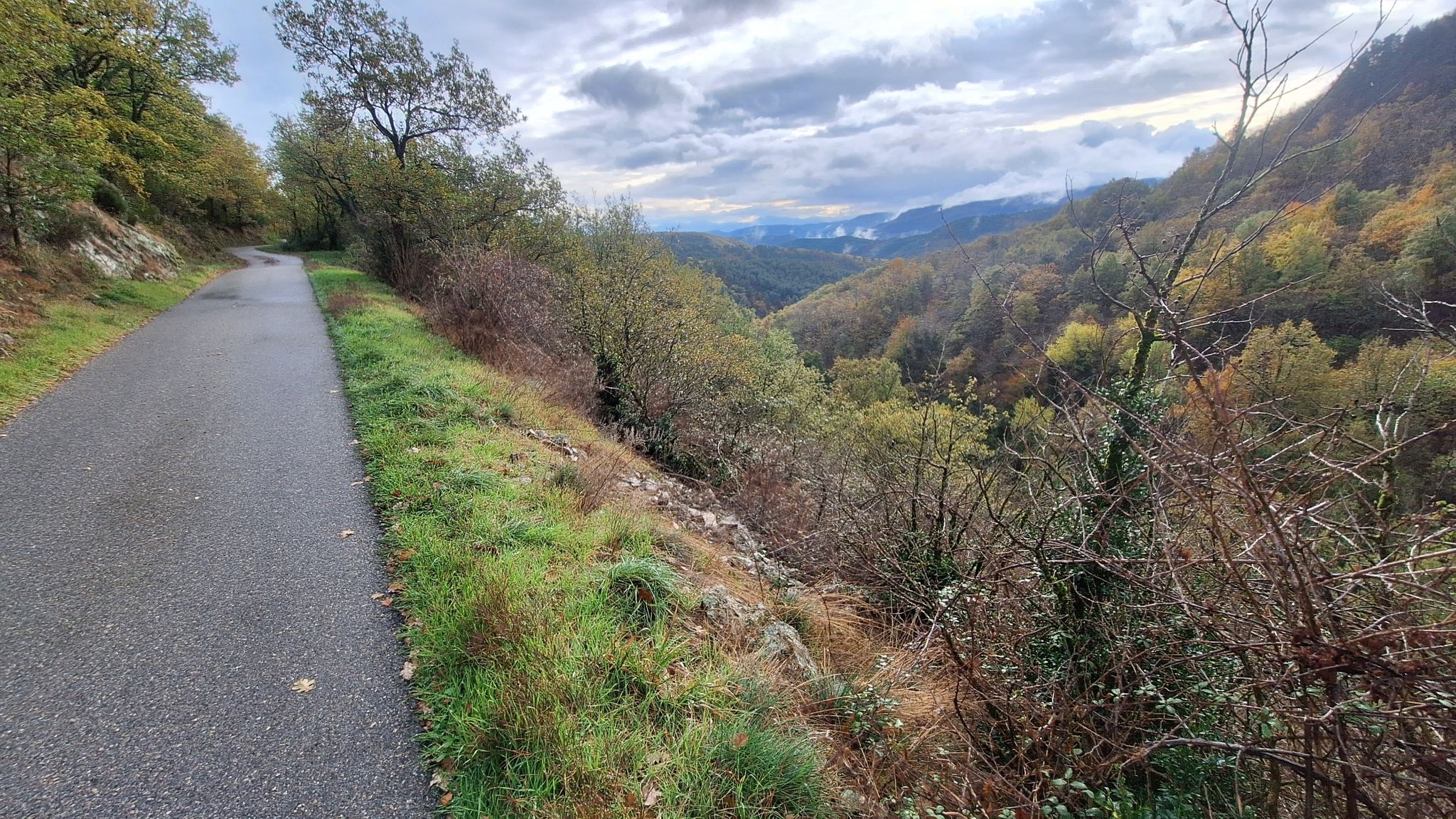Creysseilles, route de Rey. Arrêt de la pluie, le ciel s’éclaircie.