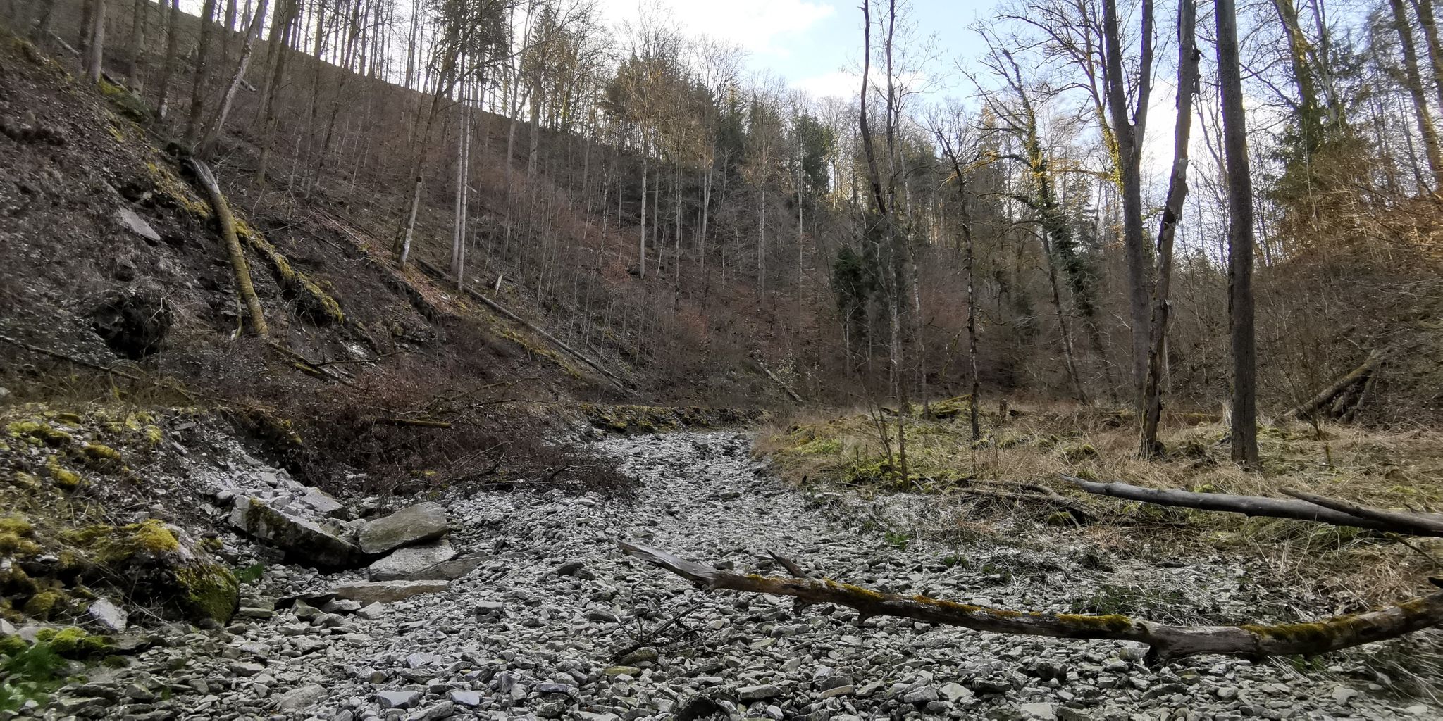 Keine Wege mehr, also vermeintliches trockenes Bachbett. Das Wasser fliest unter dem Geröll