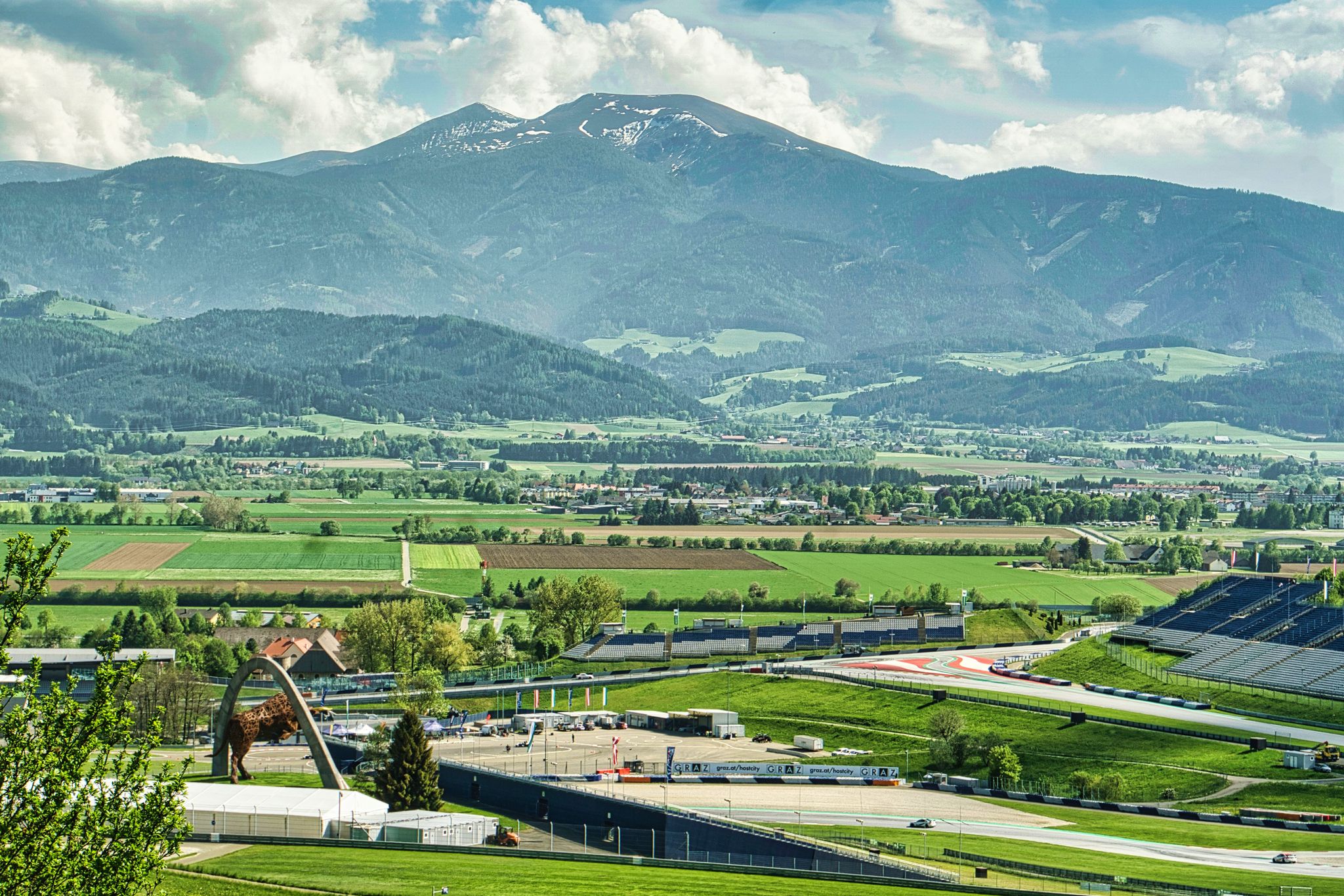 Etappenziel: Red Bull Ring in Spielberg mit Blick in die Berge
