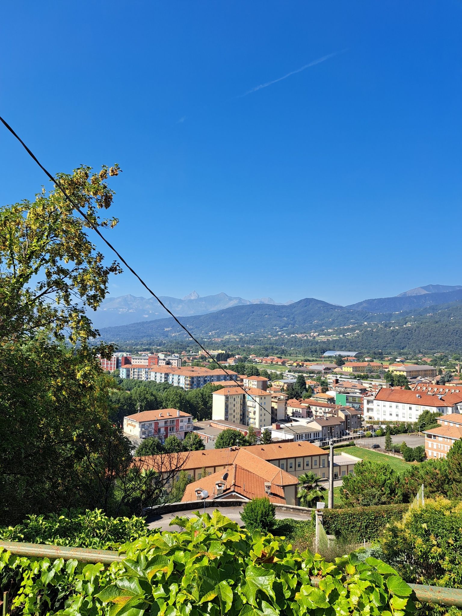 sullo sfondo il Monviso