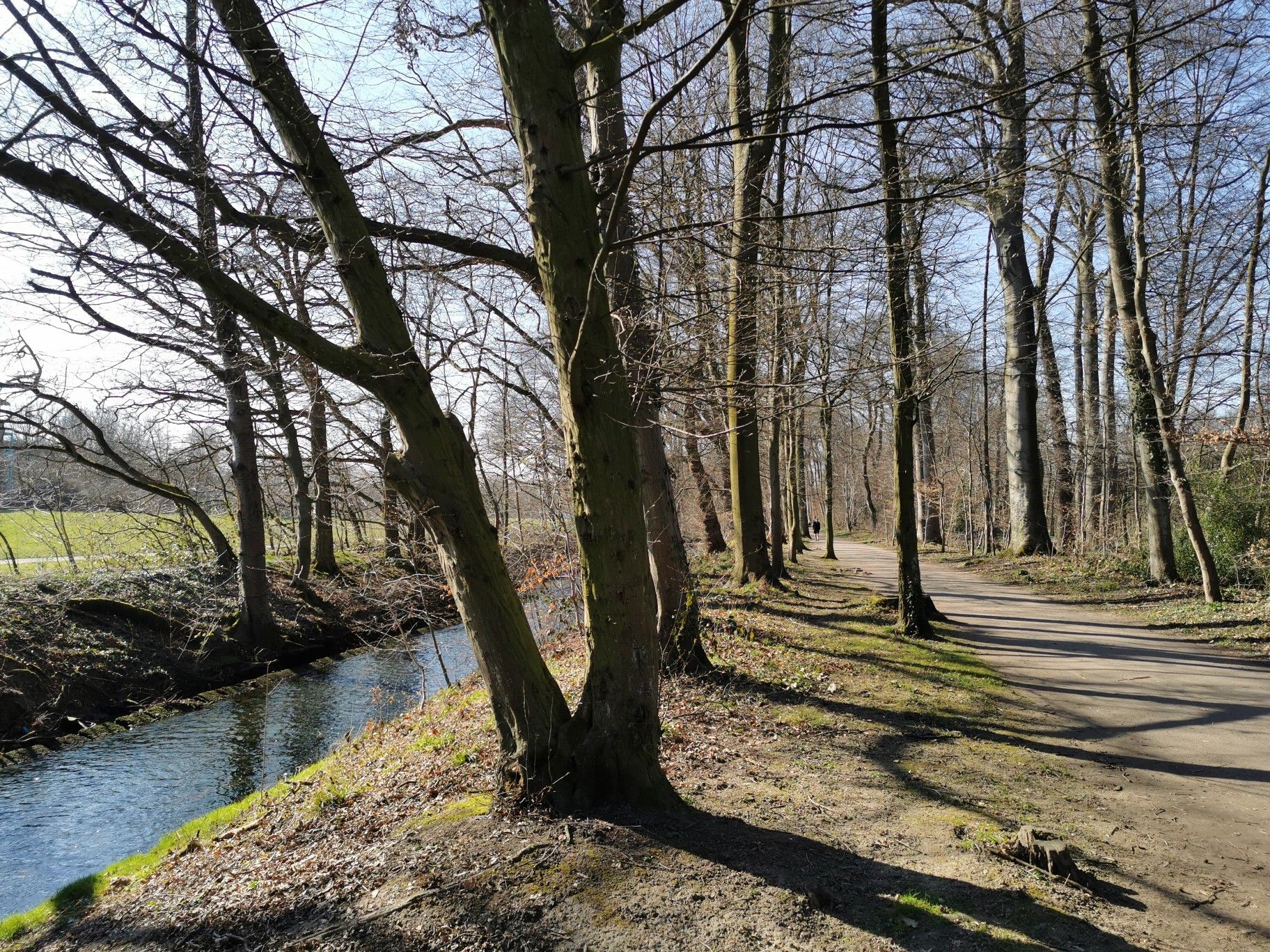 Die Itter im Schlosspark Benrath kurz vor ihrer Mündung