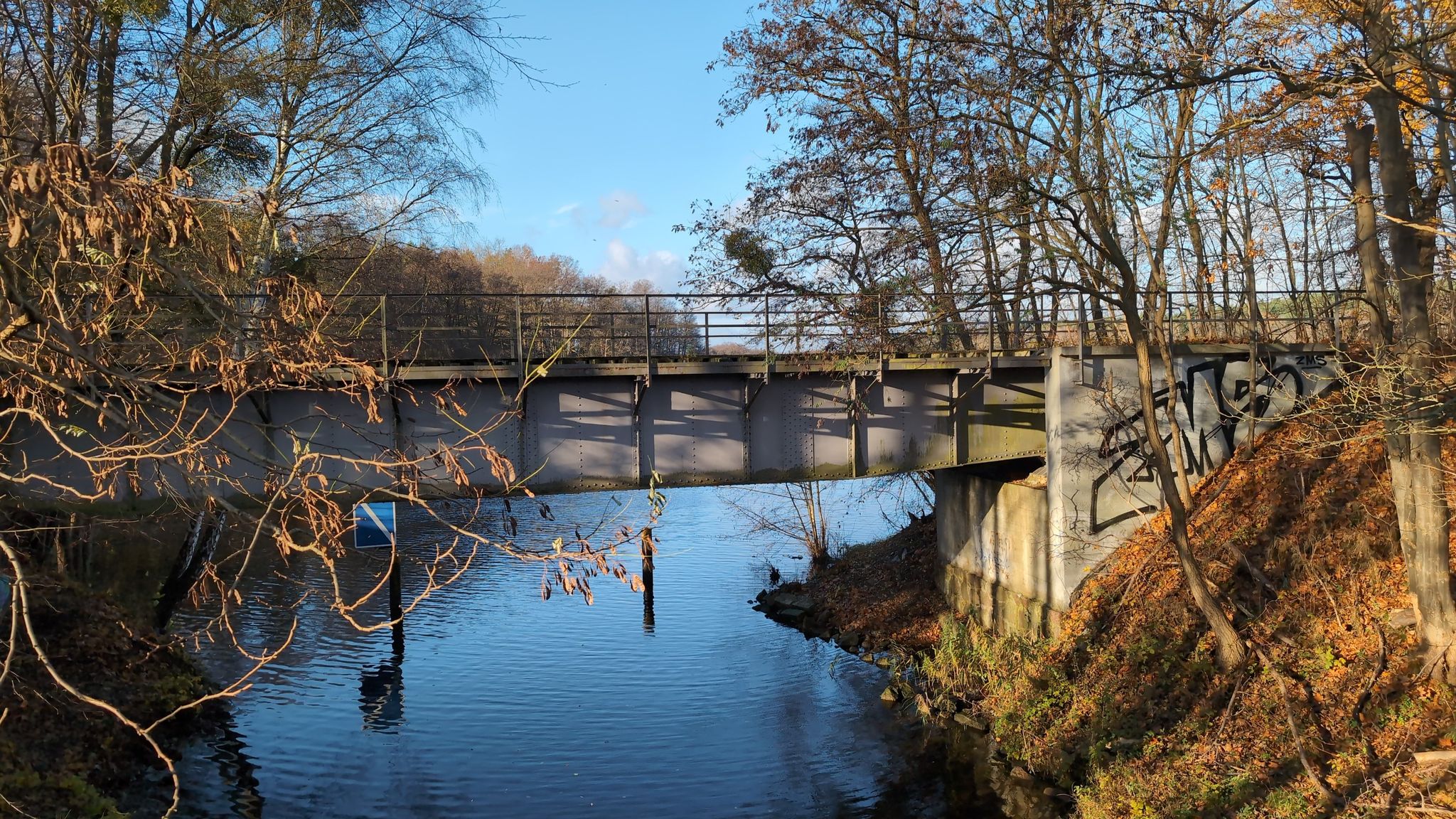 ... linkseitig der Brücke der Templiner Kanal