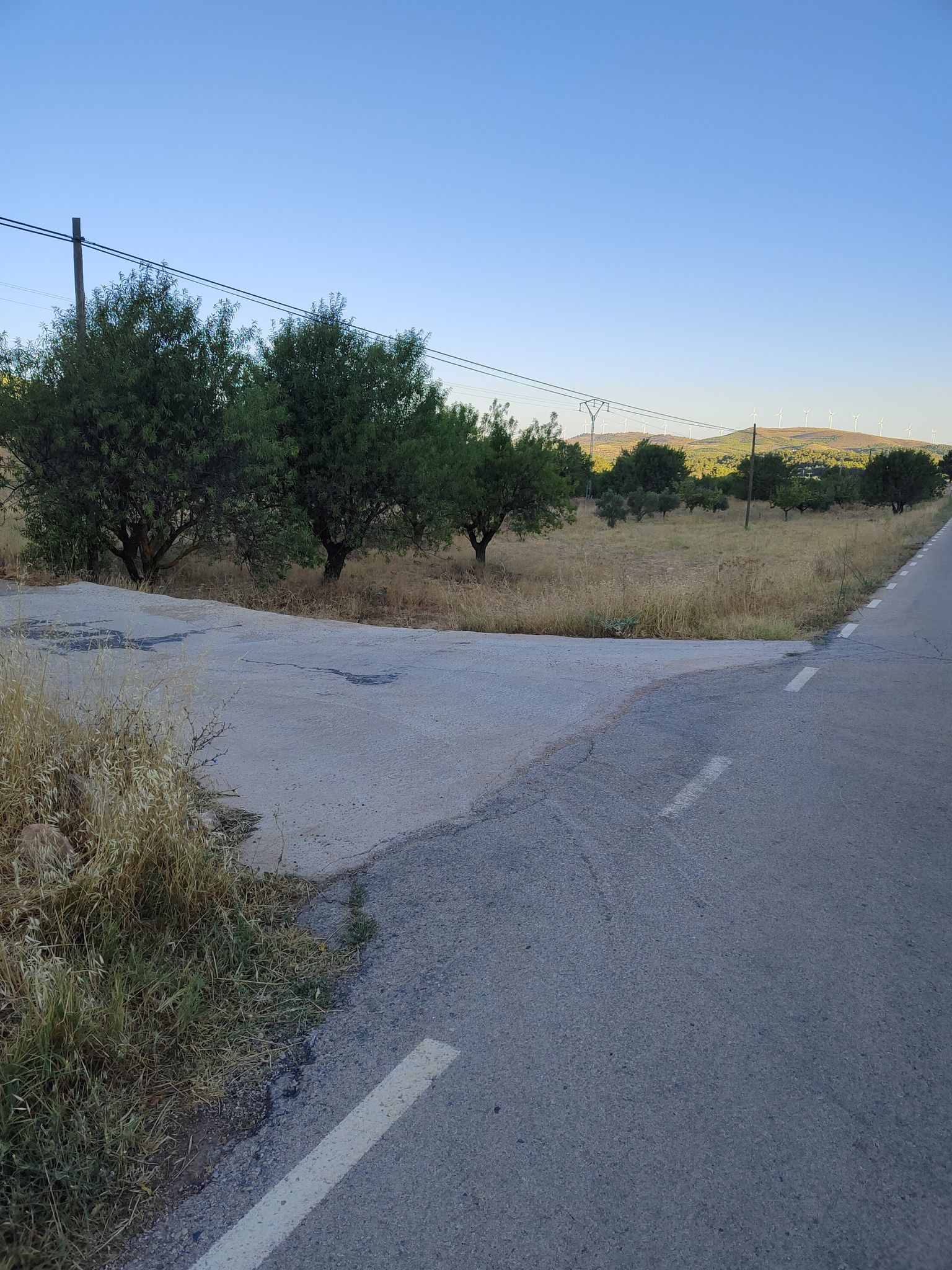 a la izquierda