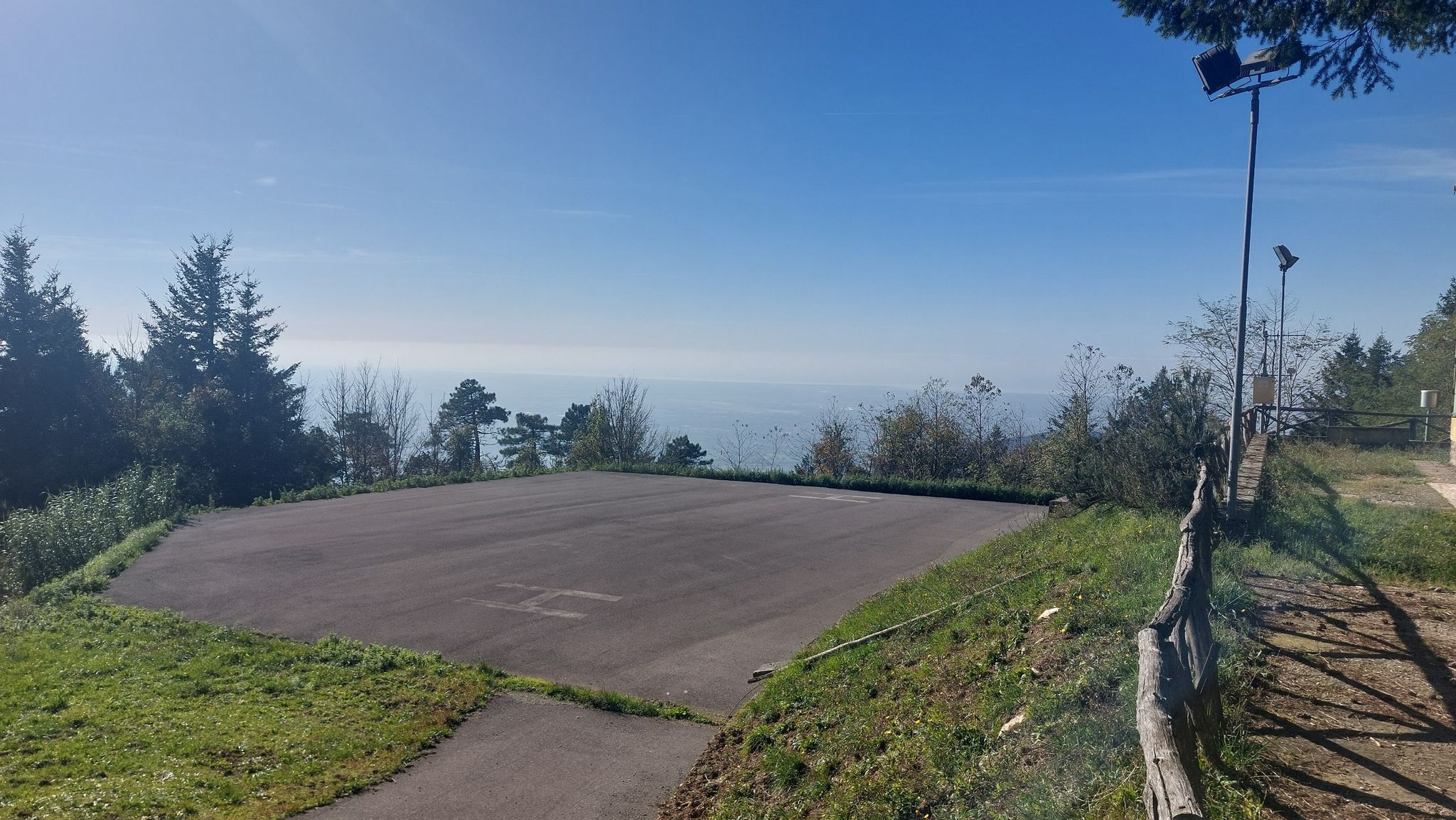 Am Horizont ist das Mittelmeer.