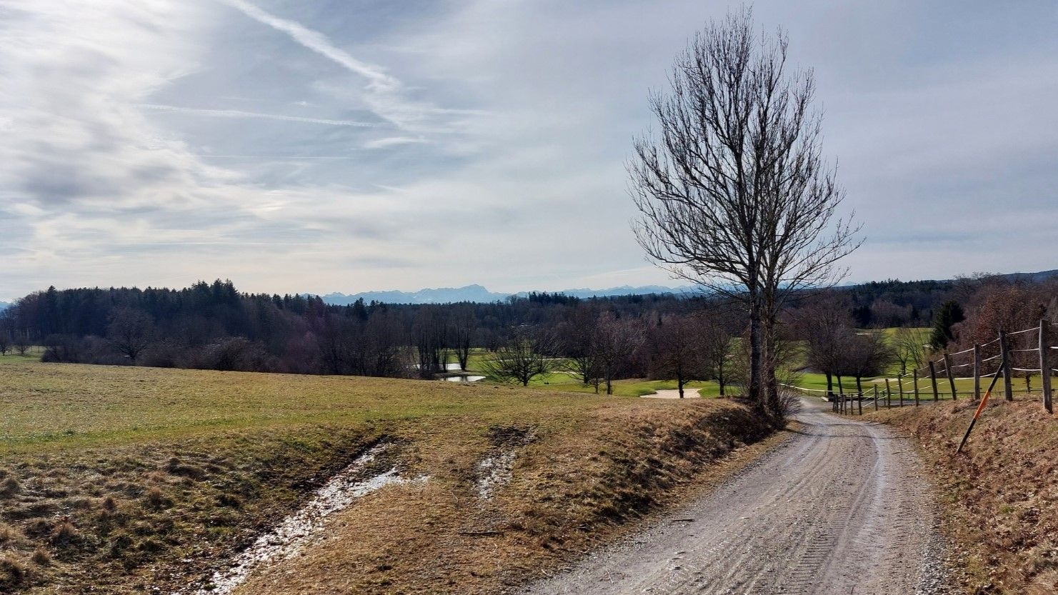 Hier geht's runter zum Riedhof (Golfplatz)