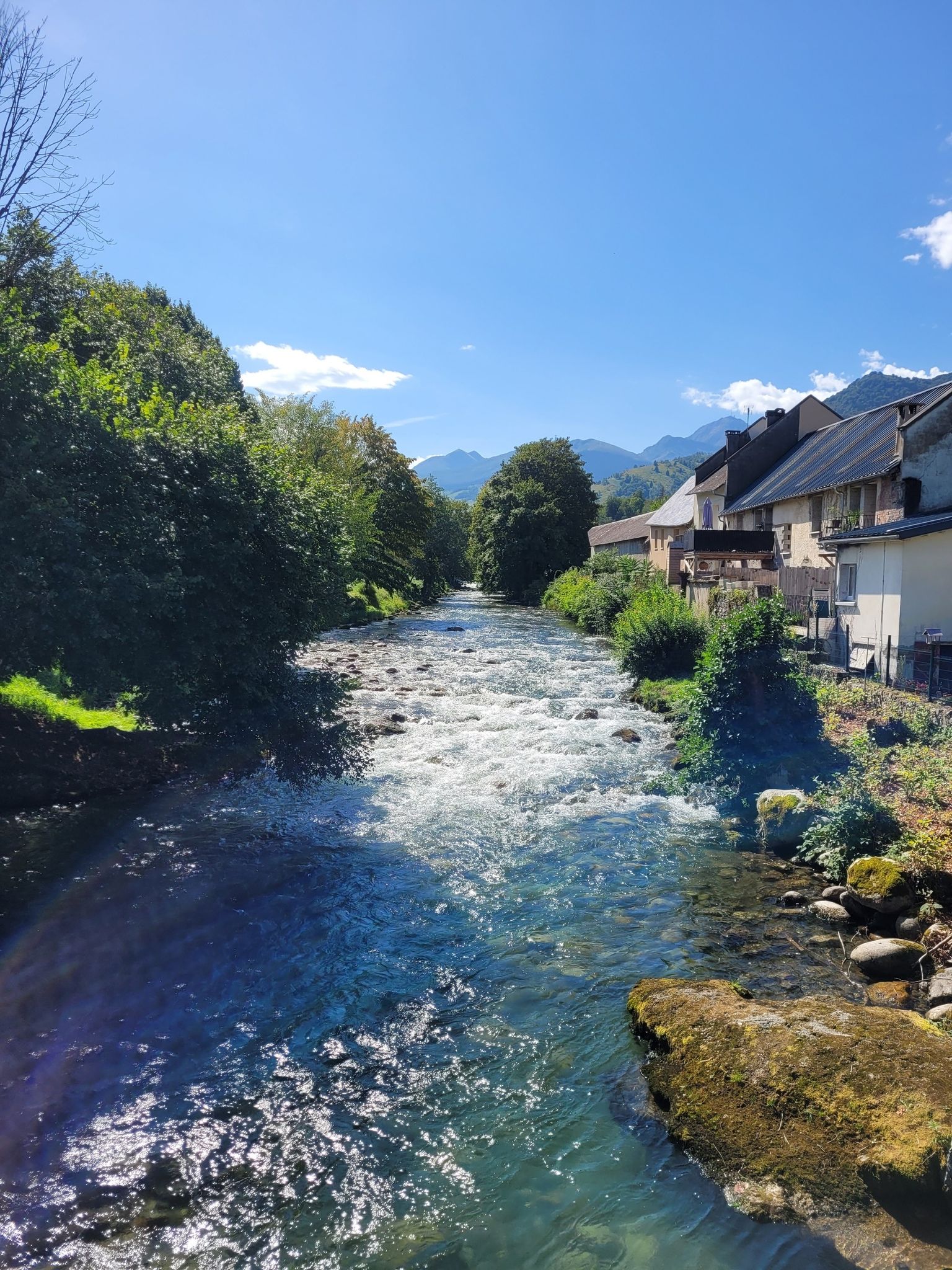 L'Adour rentre dans Bagnères-de-Bigorre.