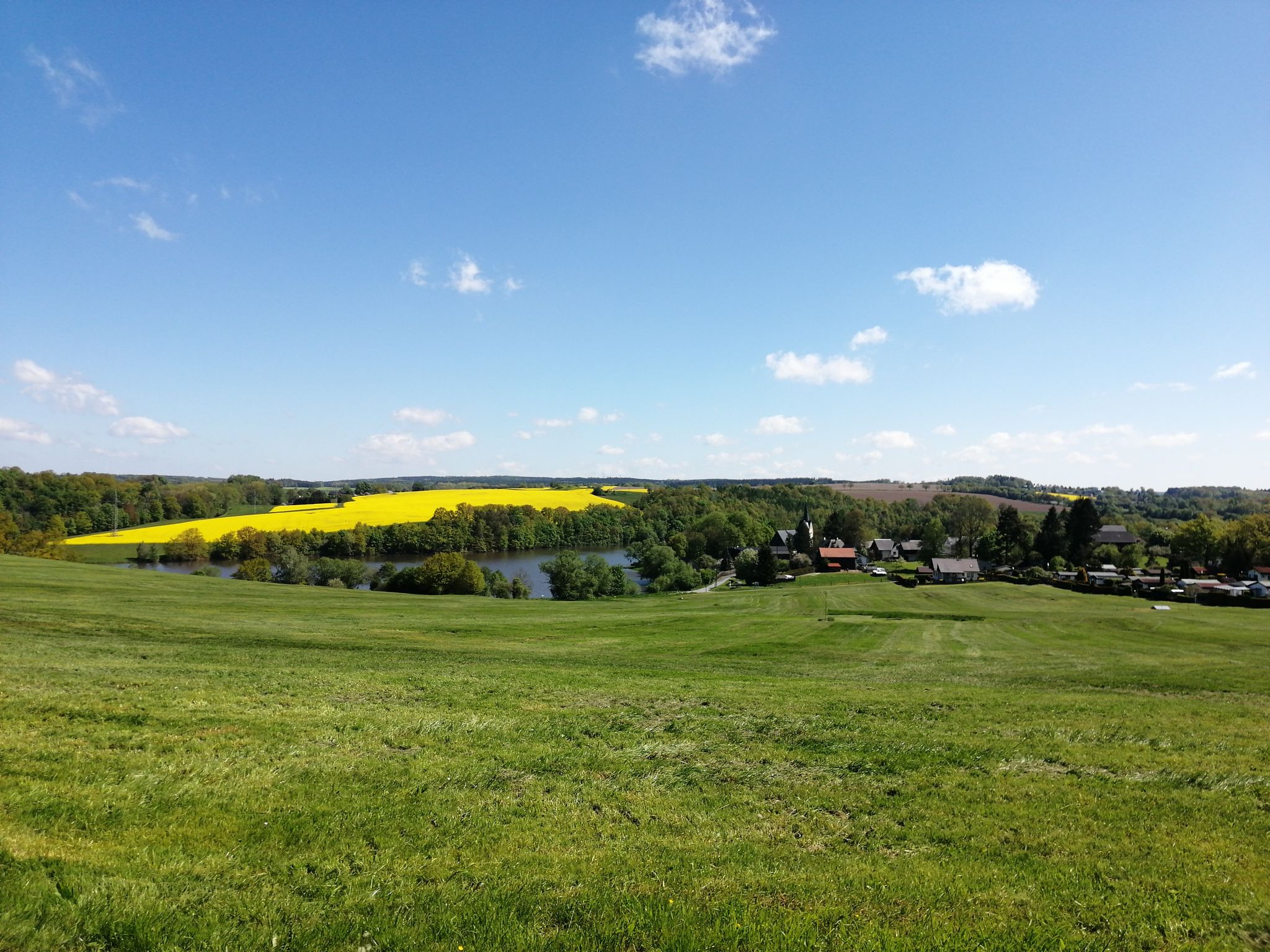 Blick auf Talsperre Pöhl bei Ortseingang Altensalz