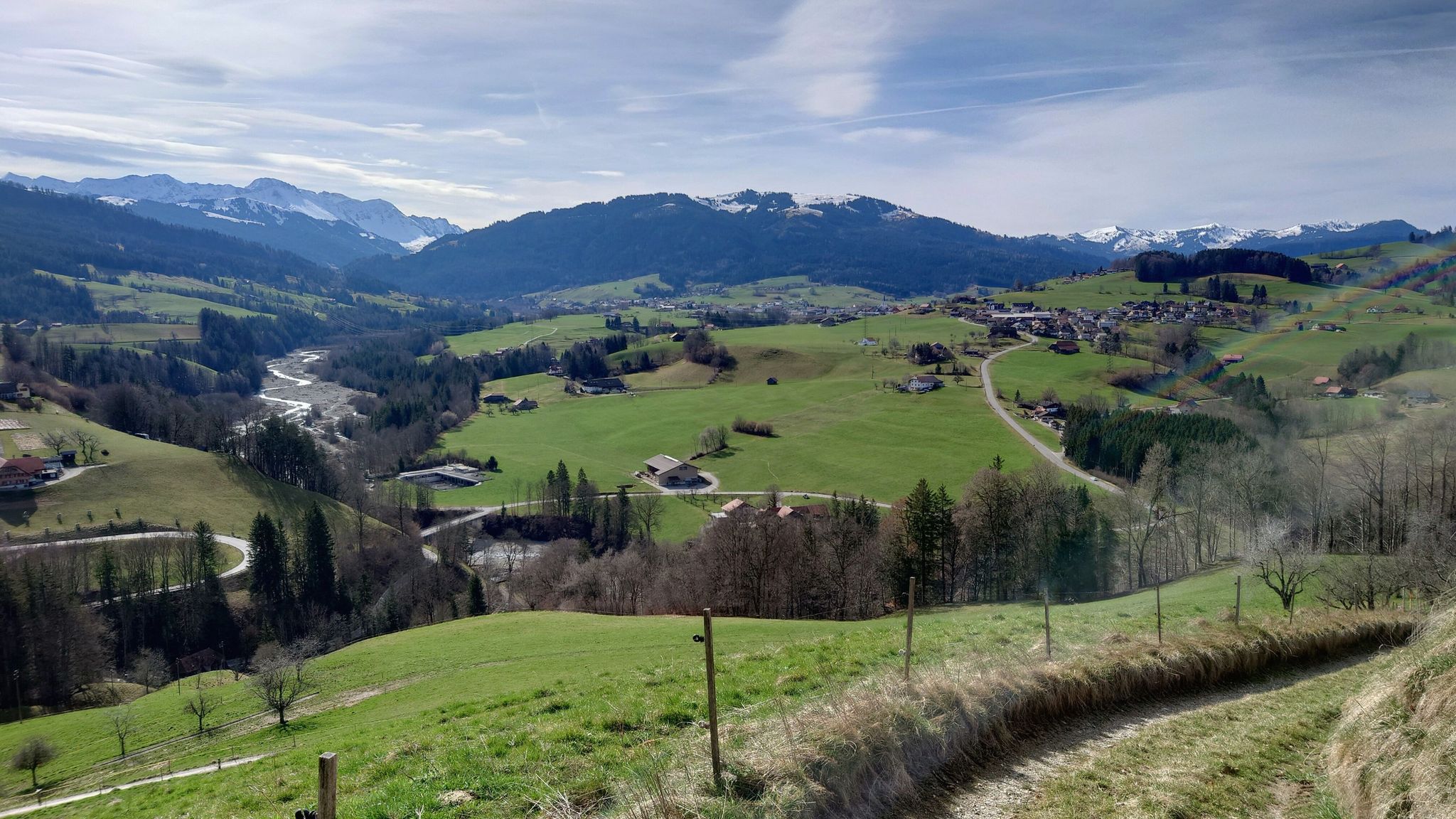 Aufstieg nach Kalchstätten. Ortschaft rechts im Bild Zumholz bei Plaffeien.