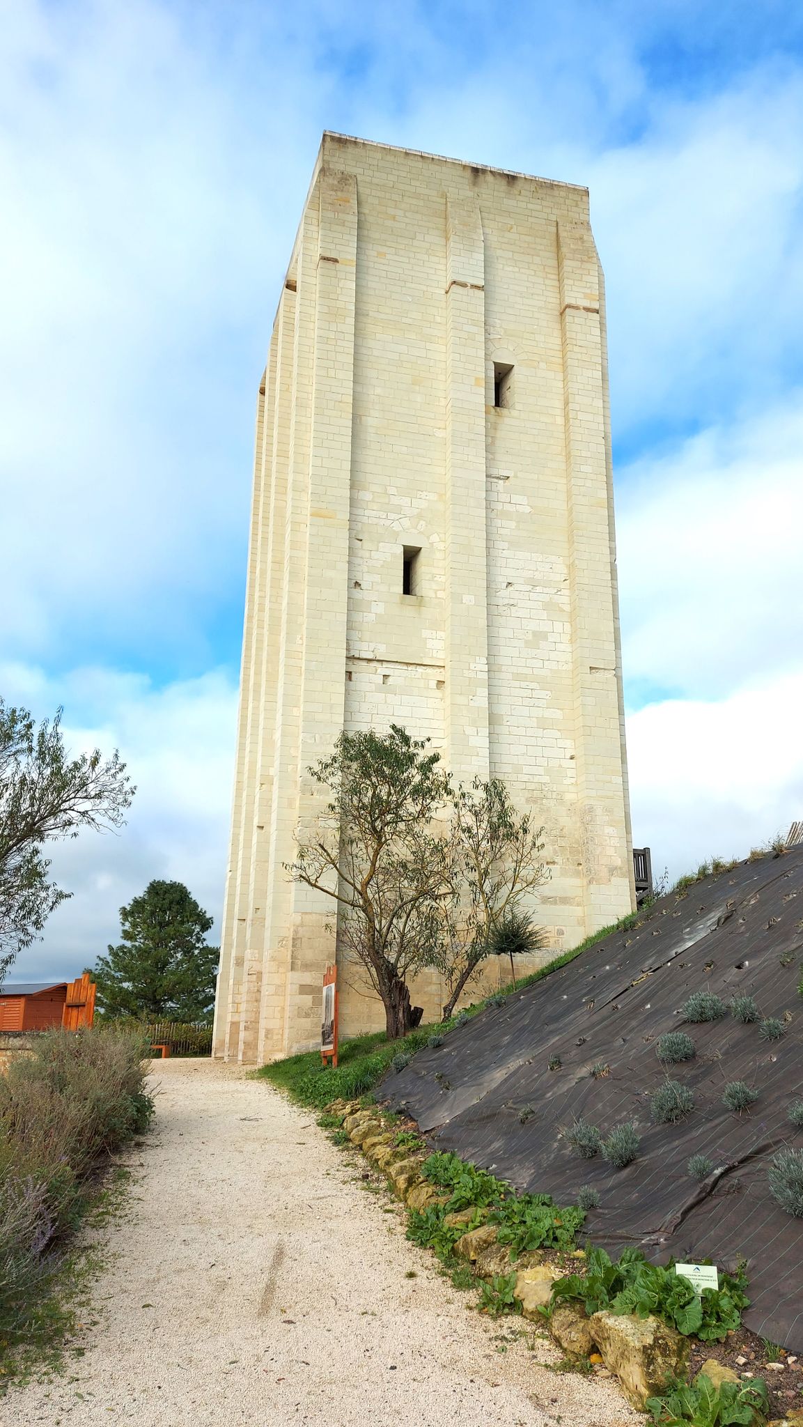La Tour Carrée à Loudun (11è S)
