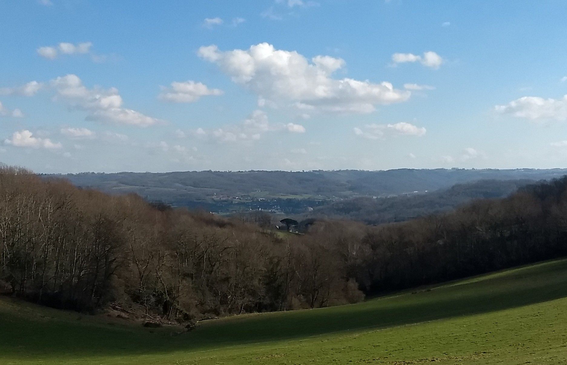 Au loin, le viaduc de Lanèspede.