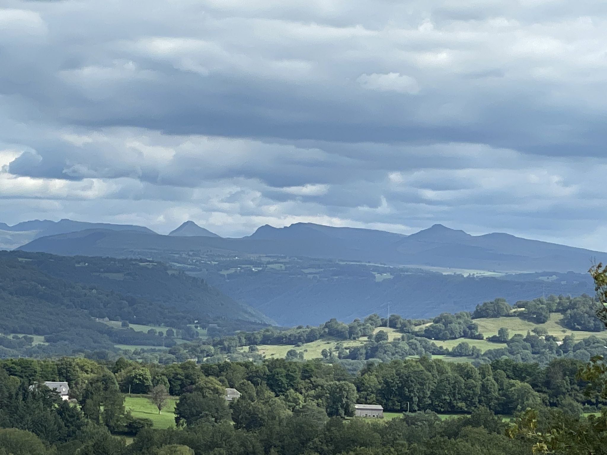 Vue sur PUY MARY et PUY VIOLENT