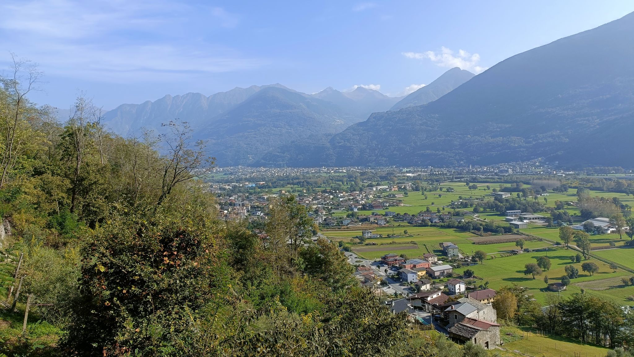 Salendo verso Cercino con vista su Morbegno