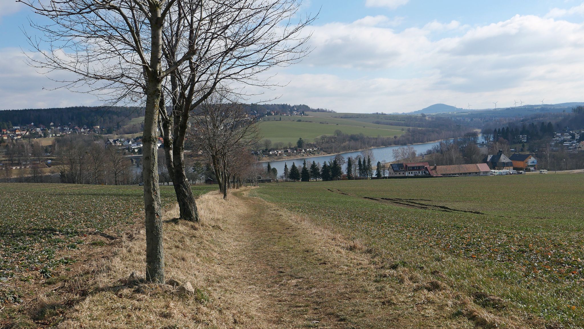 Blick auf den Luchberg und die Talsperre Malter