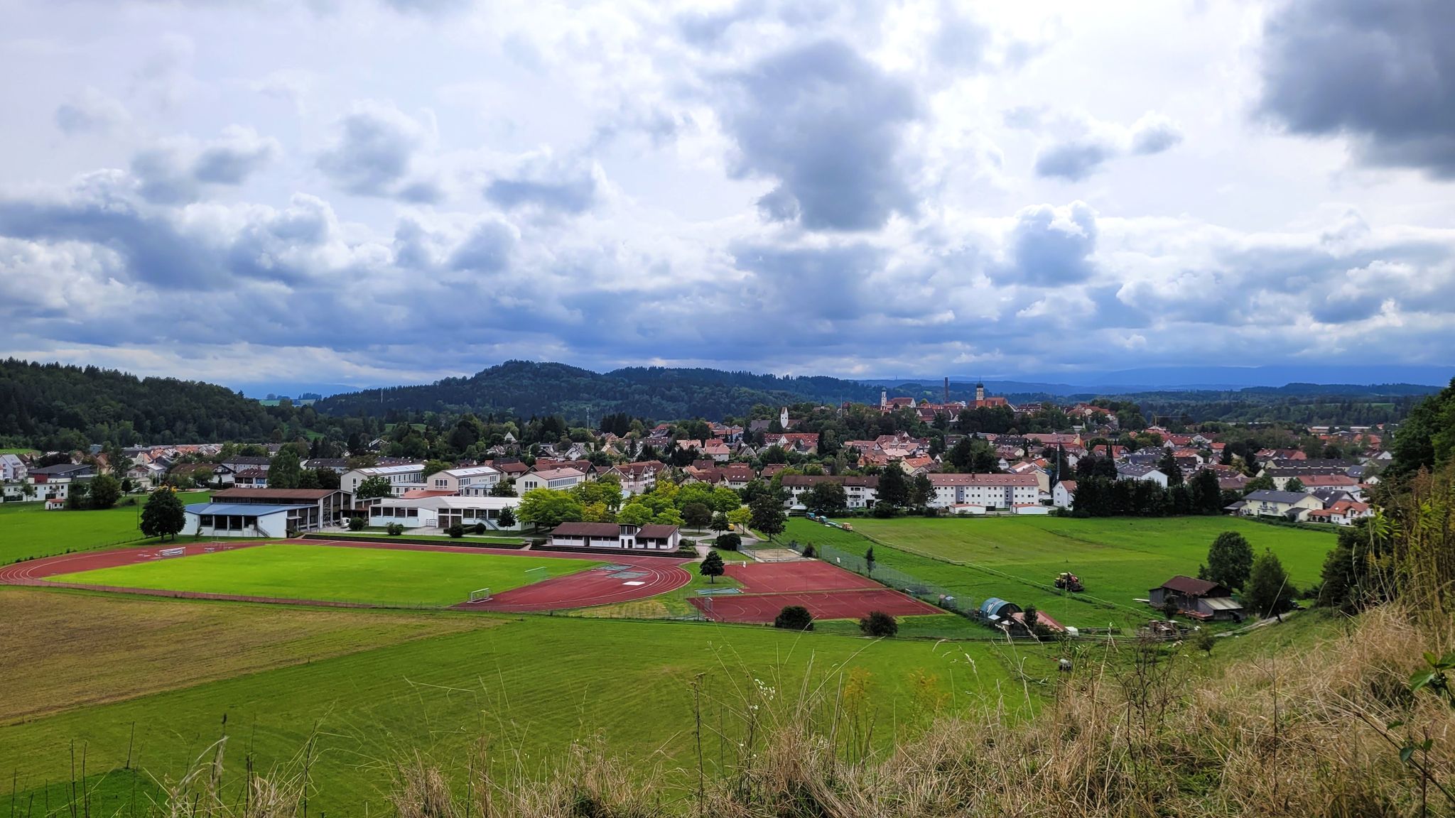 Blick auf Schongau, hinten die Ammergauer Alpen