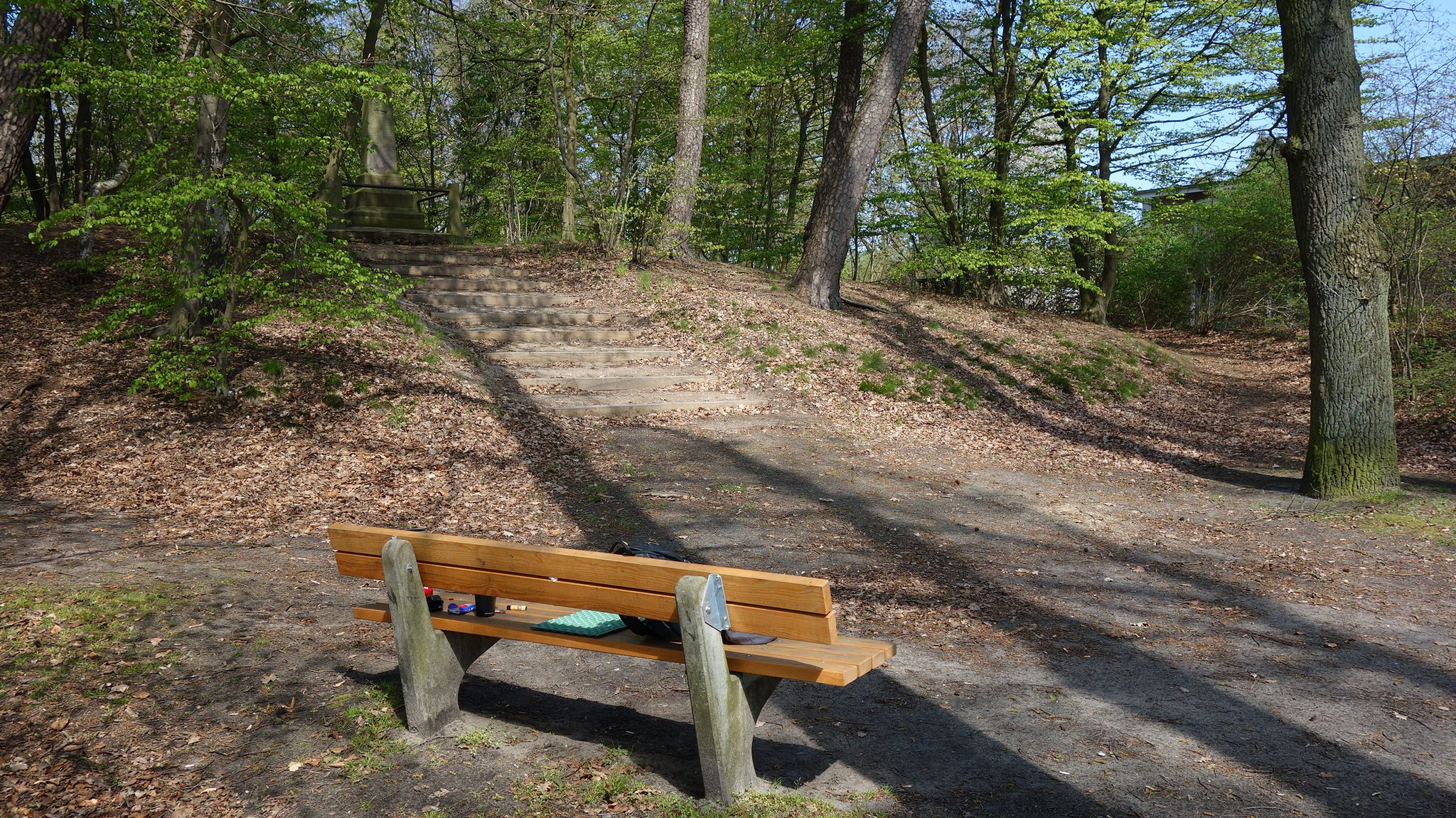 Pause am Denkmal