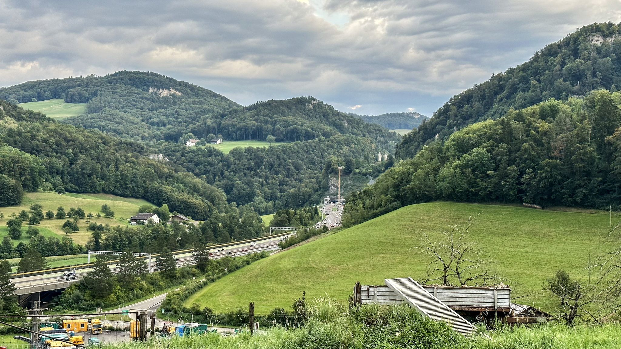 ...Auuuutobahn und ihre ewigen Baustellen🙄. Blick Richtung Eptingen oder auch Belchentunnel...