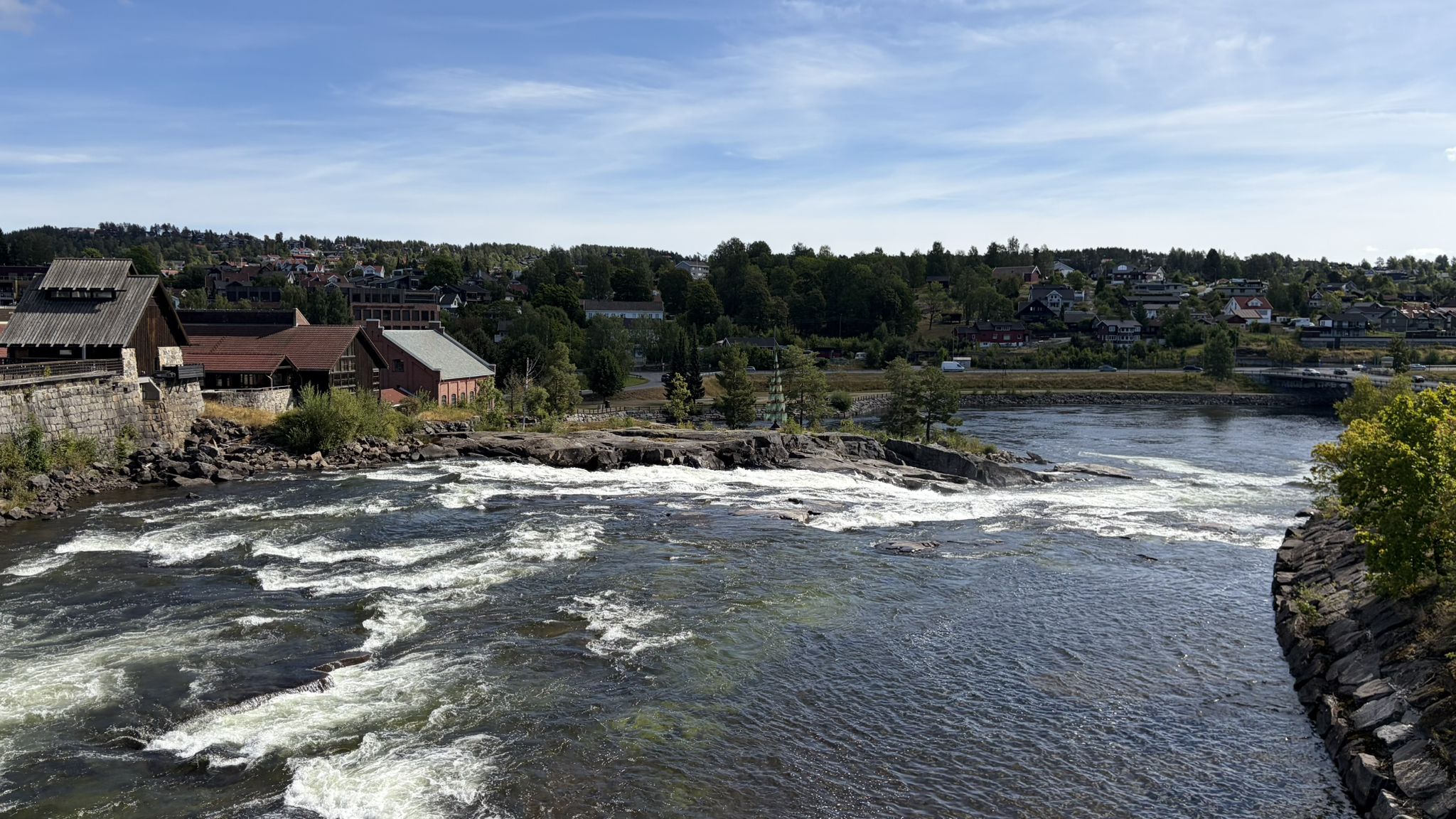 Nybrufossen über den die Brücke führt