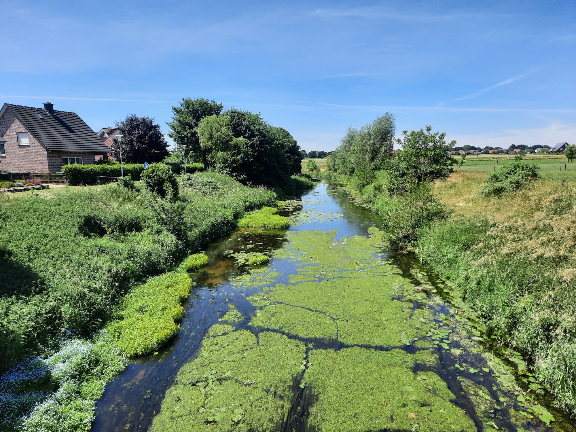 kleine Brücke über das Flüsschen
