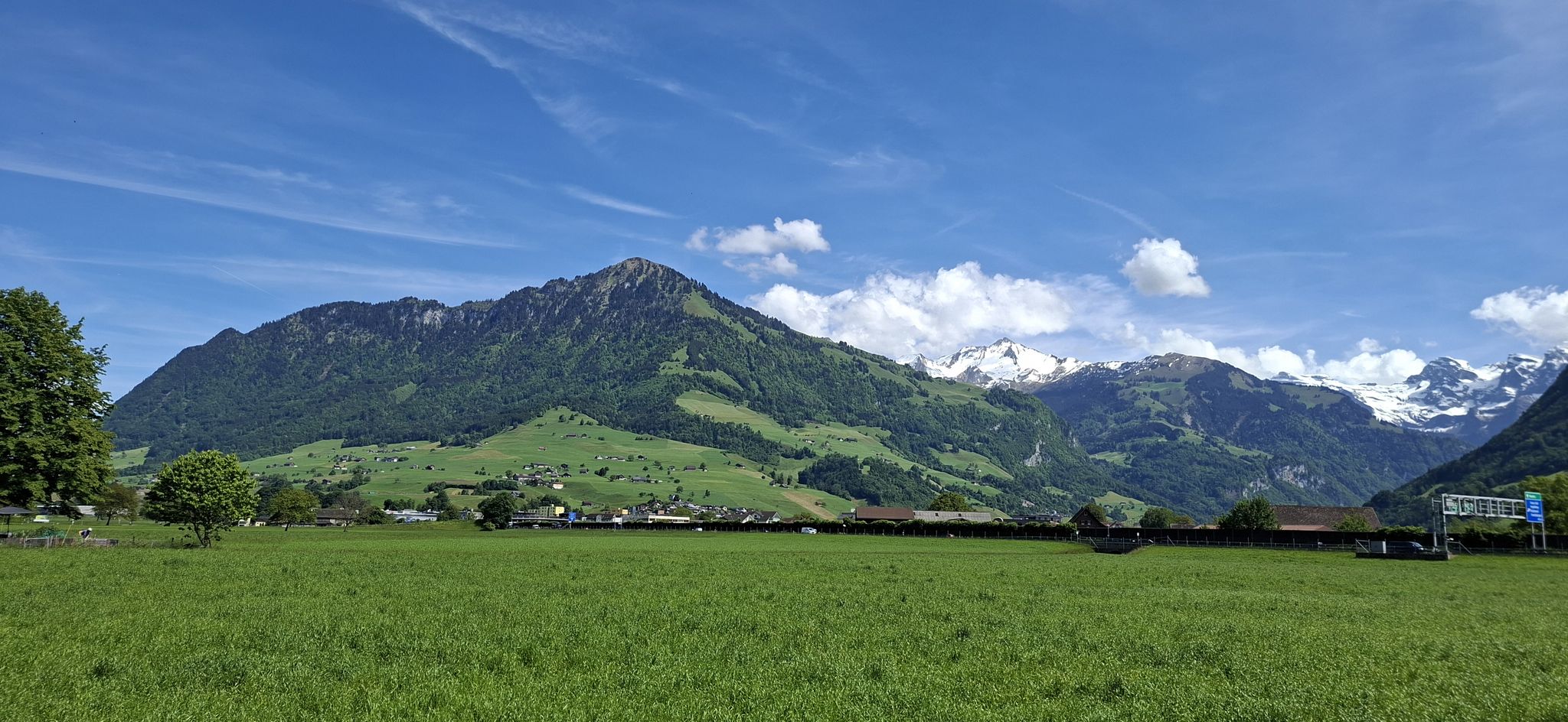 Blick zurück auf heutige Ziel, jetzt an der Sonne