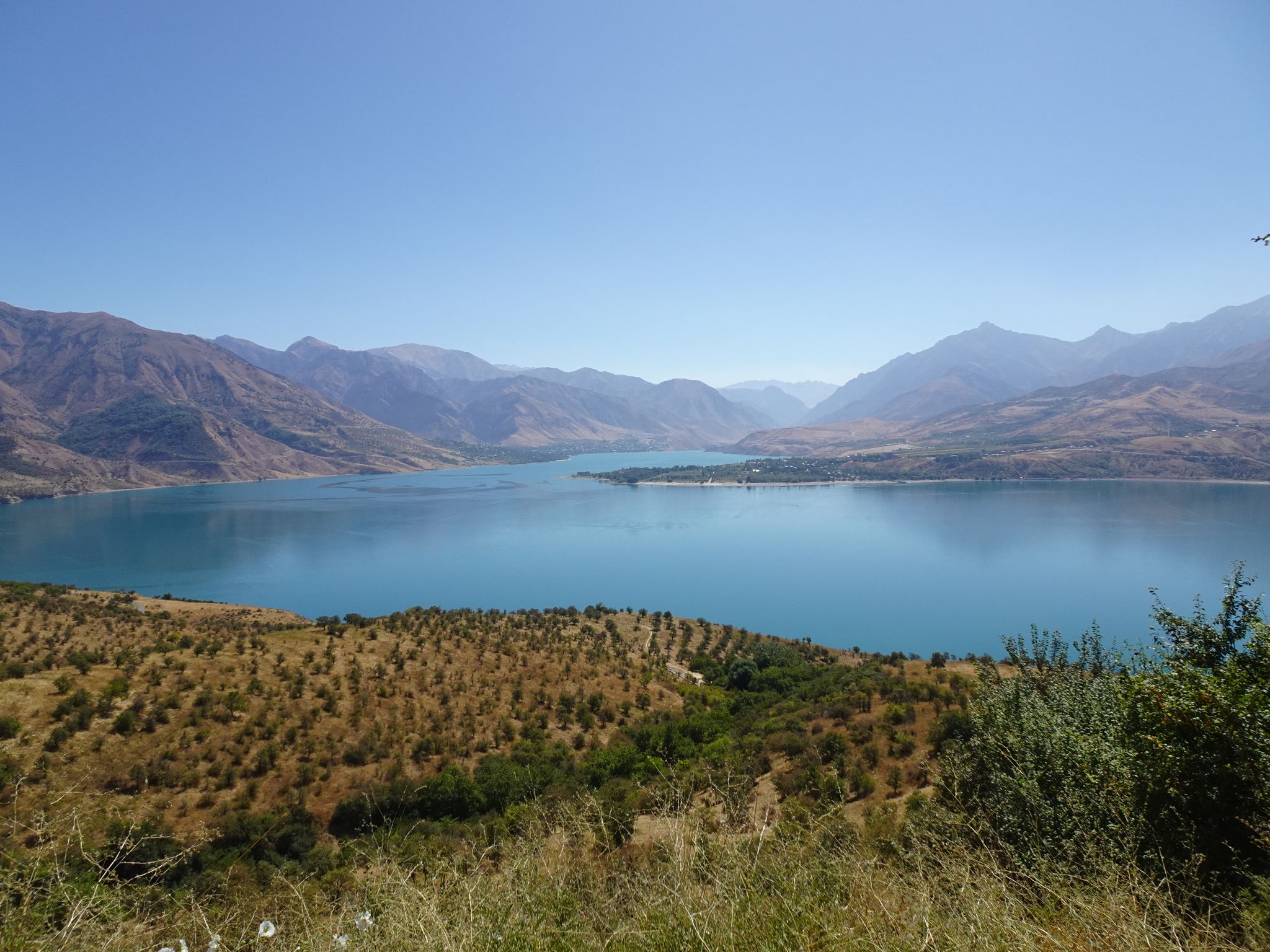 am See entlang