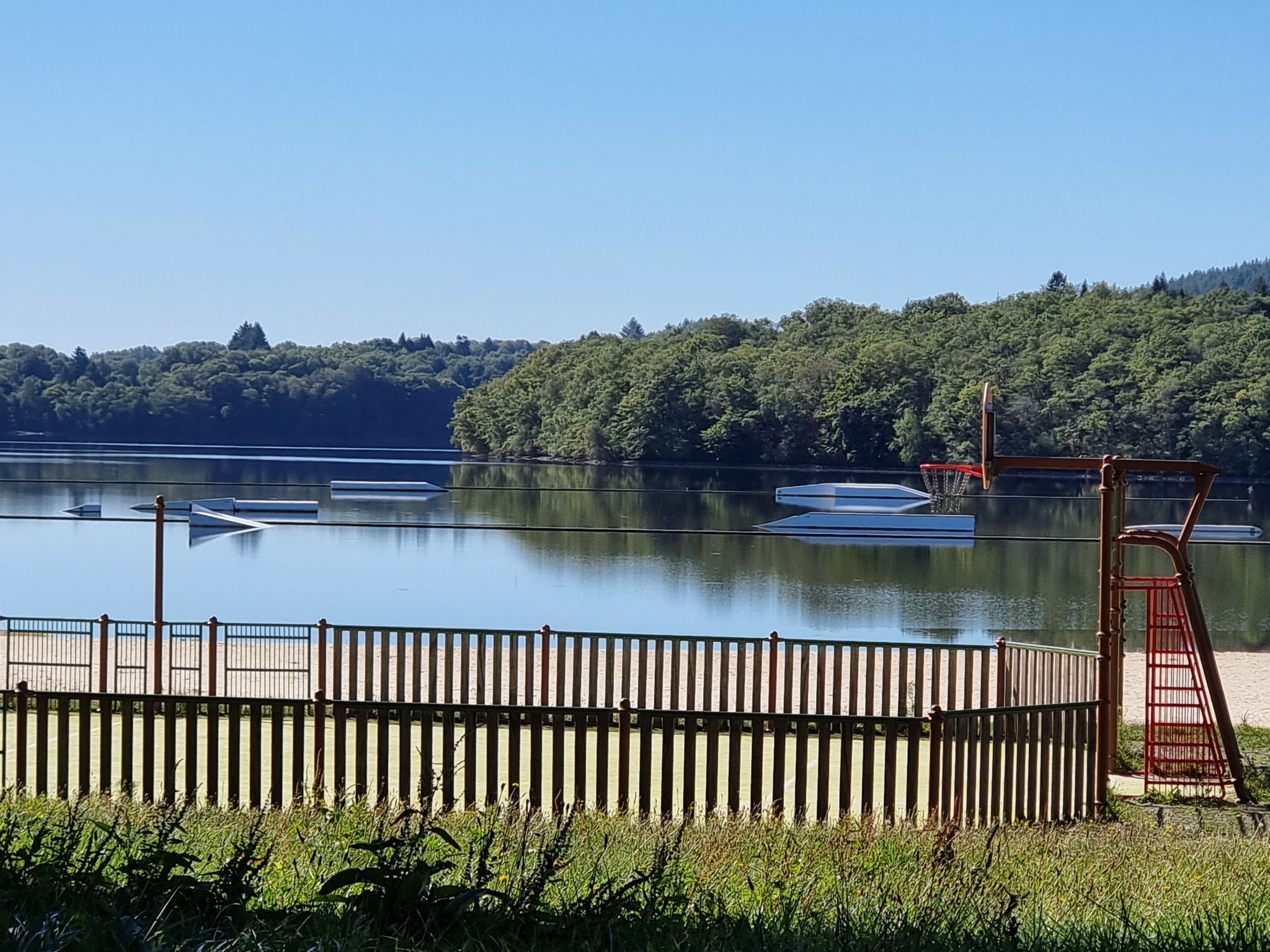 Le lac avec ses différentes activités