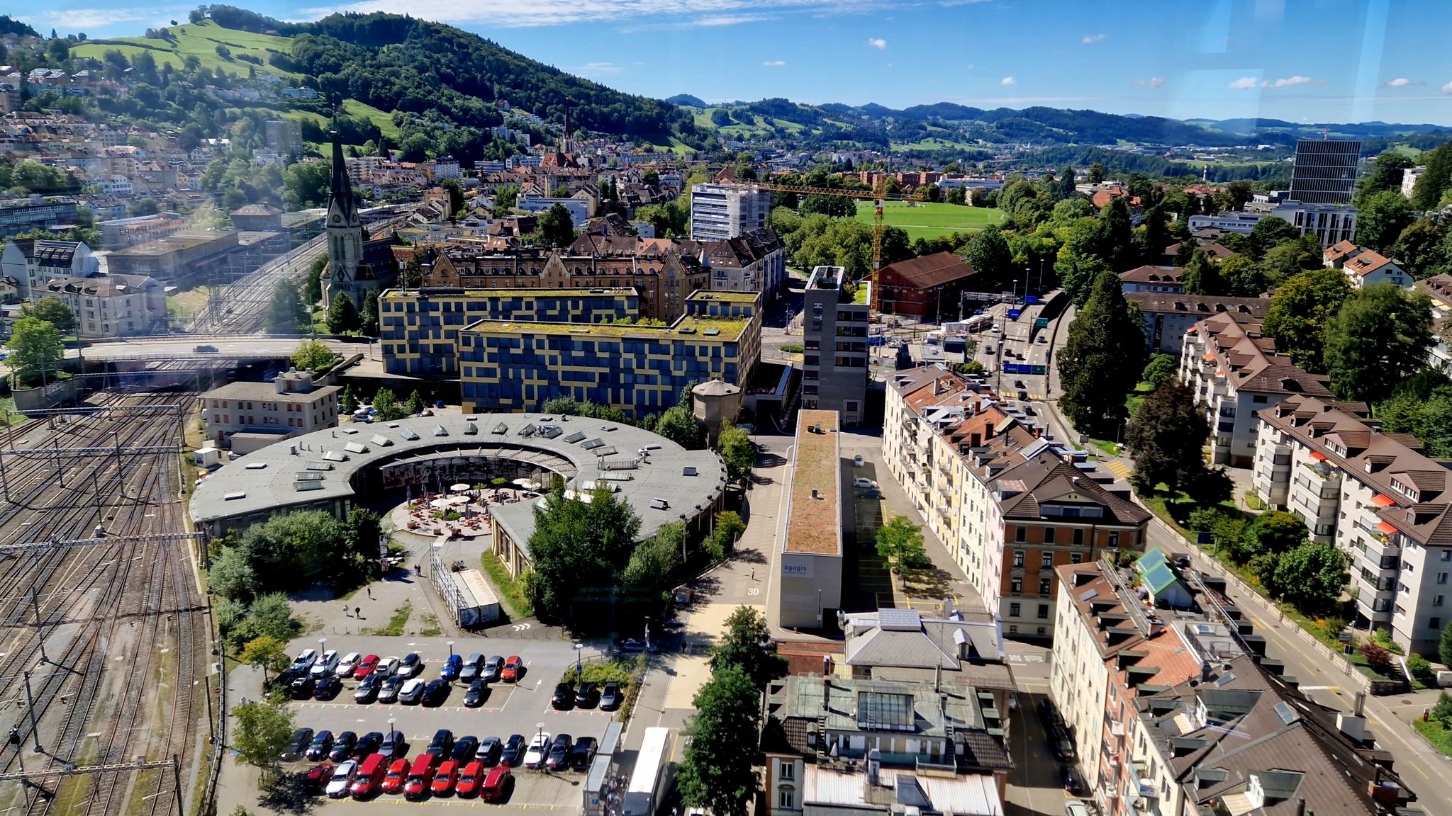 Von den Obergeschossen der Hochschule Ost fällt der Blick auf den ehemaligen Rundlokschuppen am Bahnhof