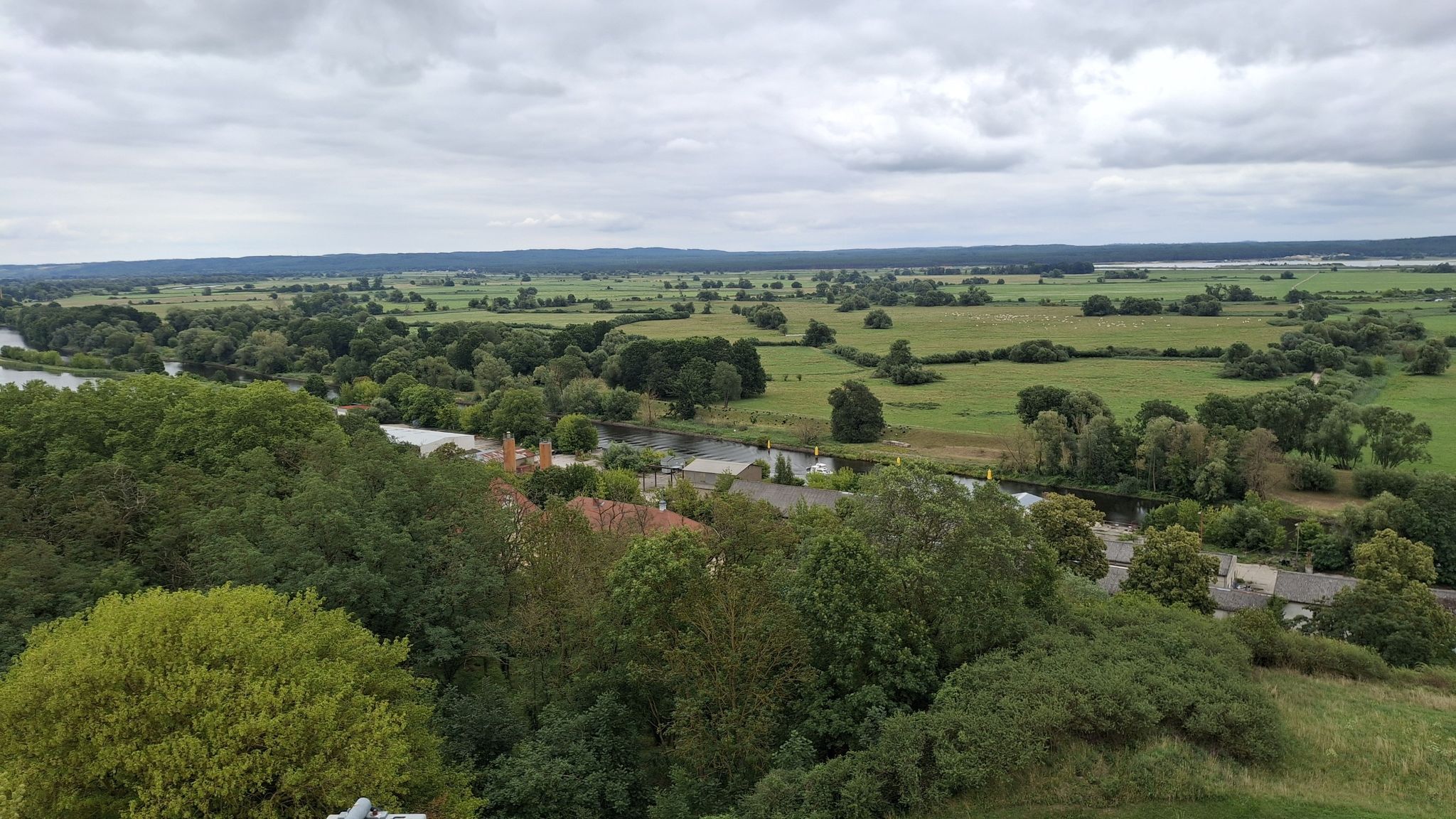 Blick weit hinein ins untere Odertal, ganz hinten die Oder