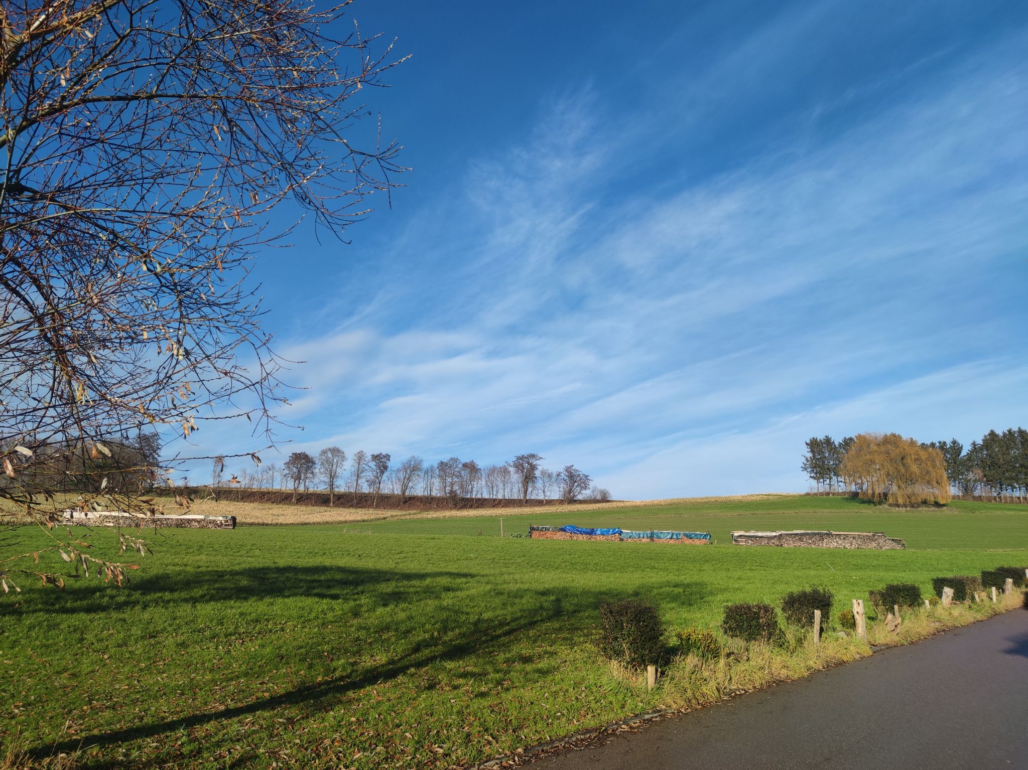 hinter dem Dorf