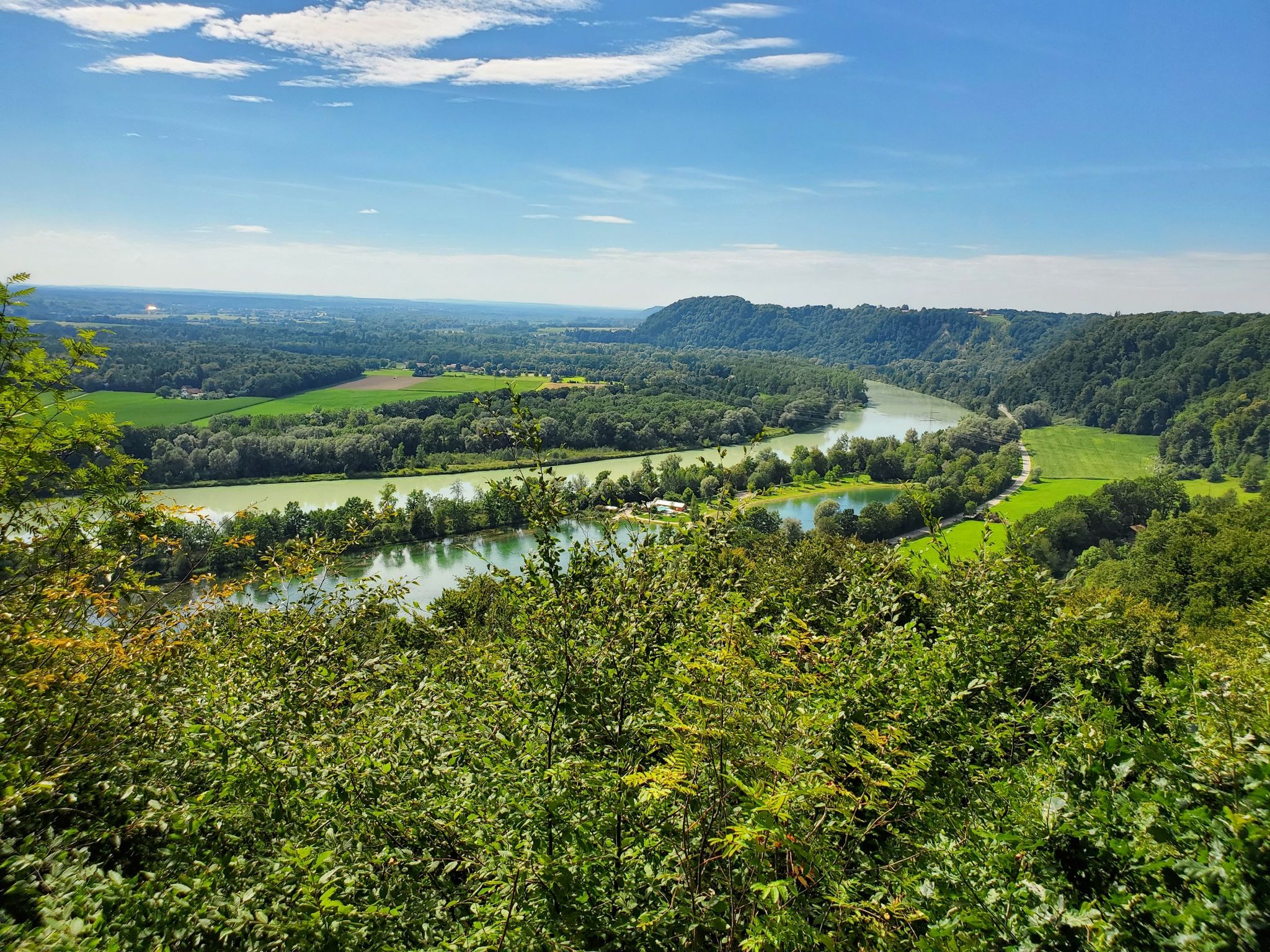 Blick von der Innleite runter zum Inn und Marktler Badesee