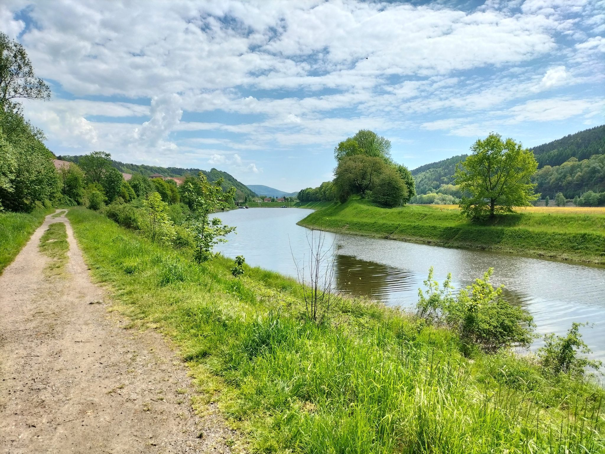 an der Elbe entlang