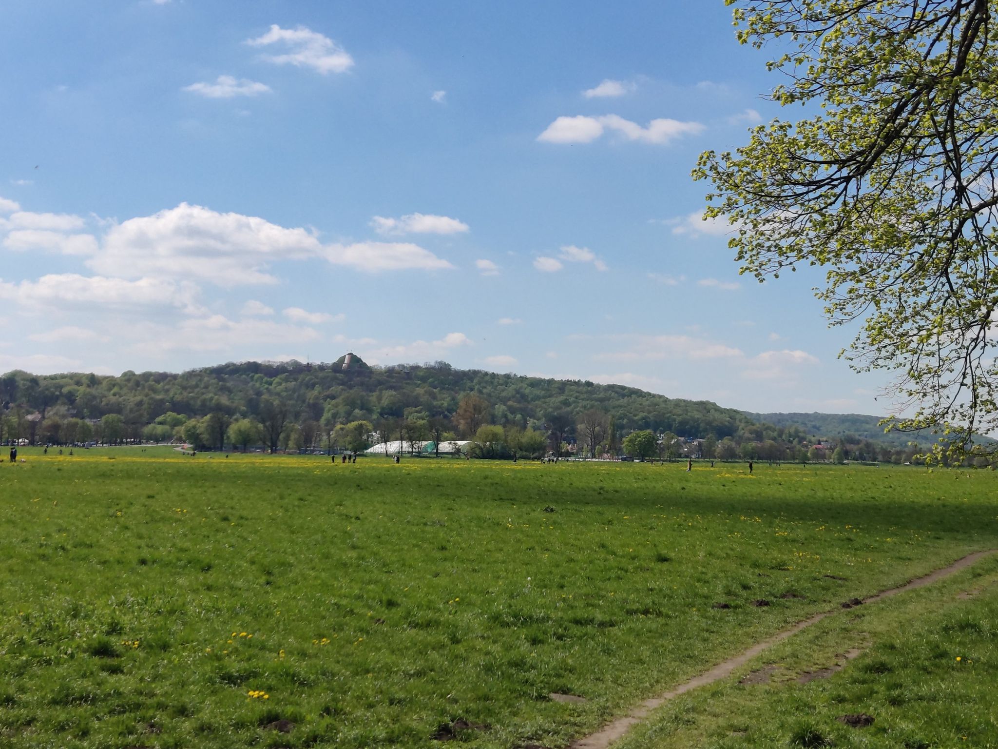 Kopiec Kościuszki otulony flagą i gotowy do świętowania.