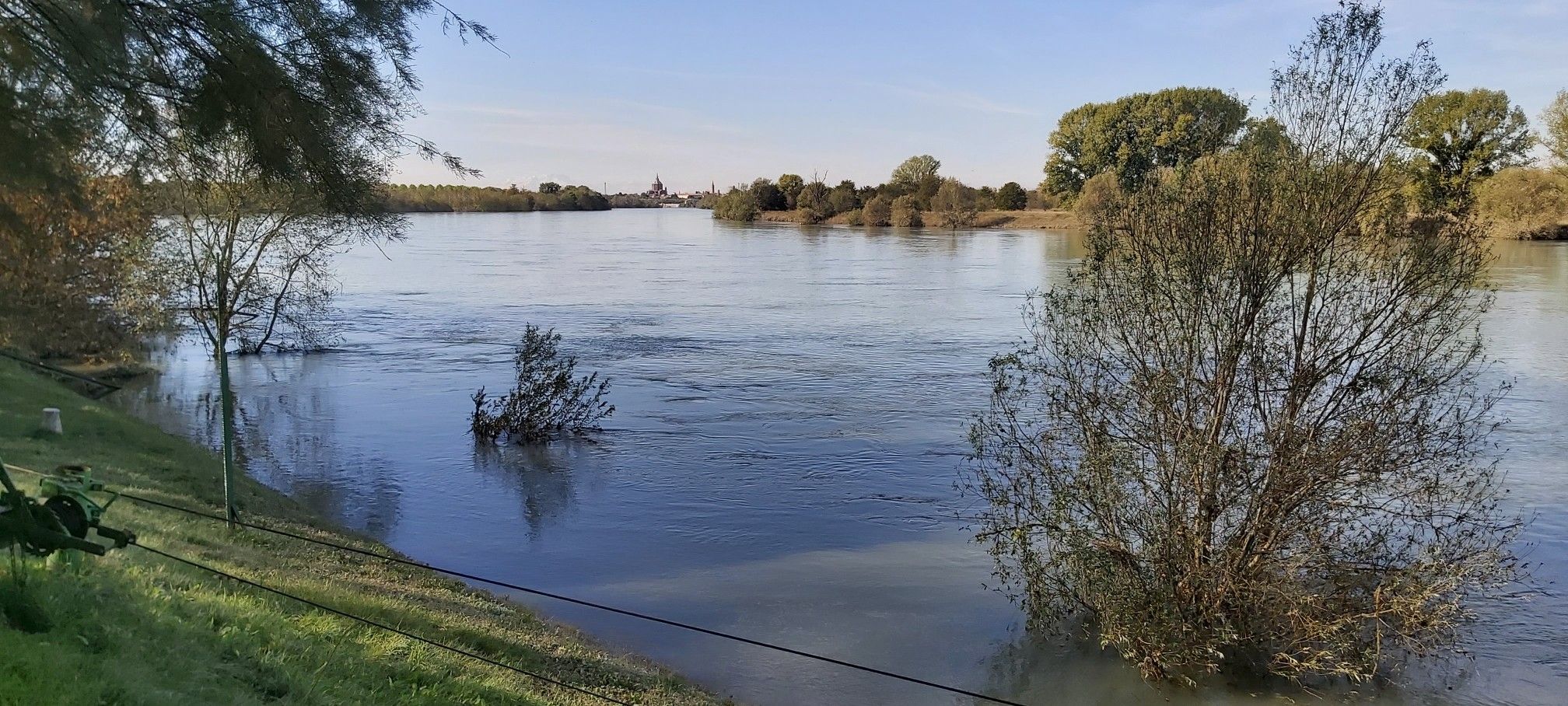 Fiume Ticino e skyline di Pavia