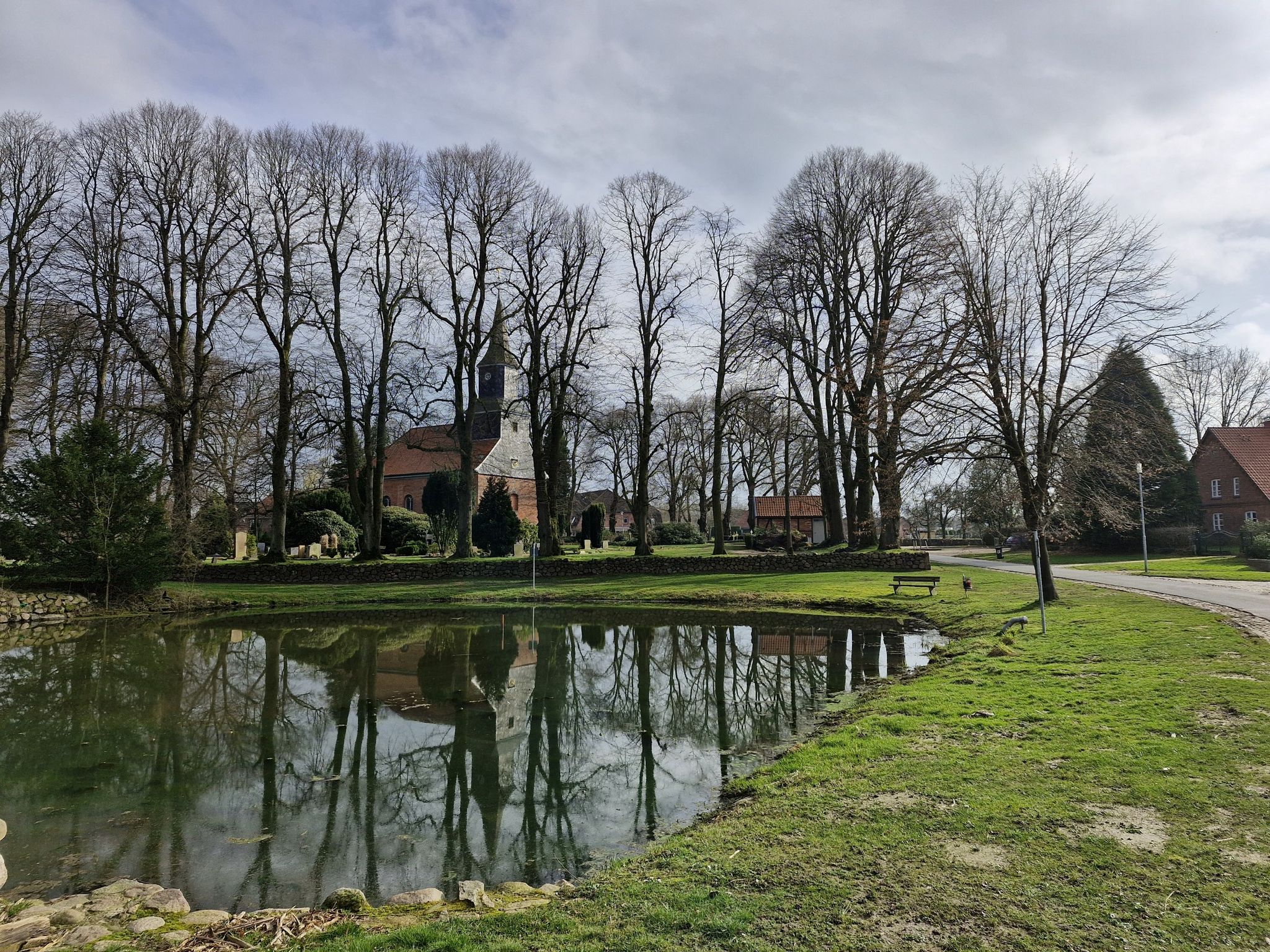 Blick über den Teich auf die Kirche
